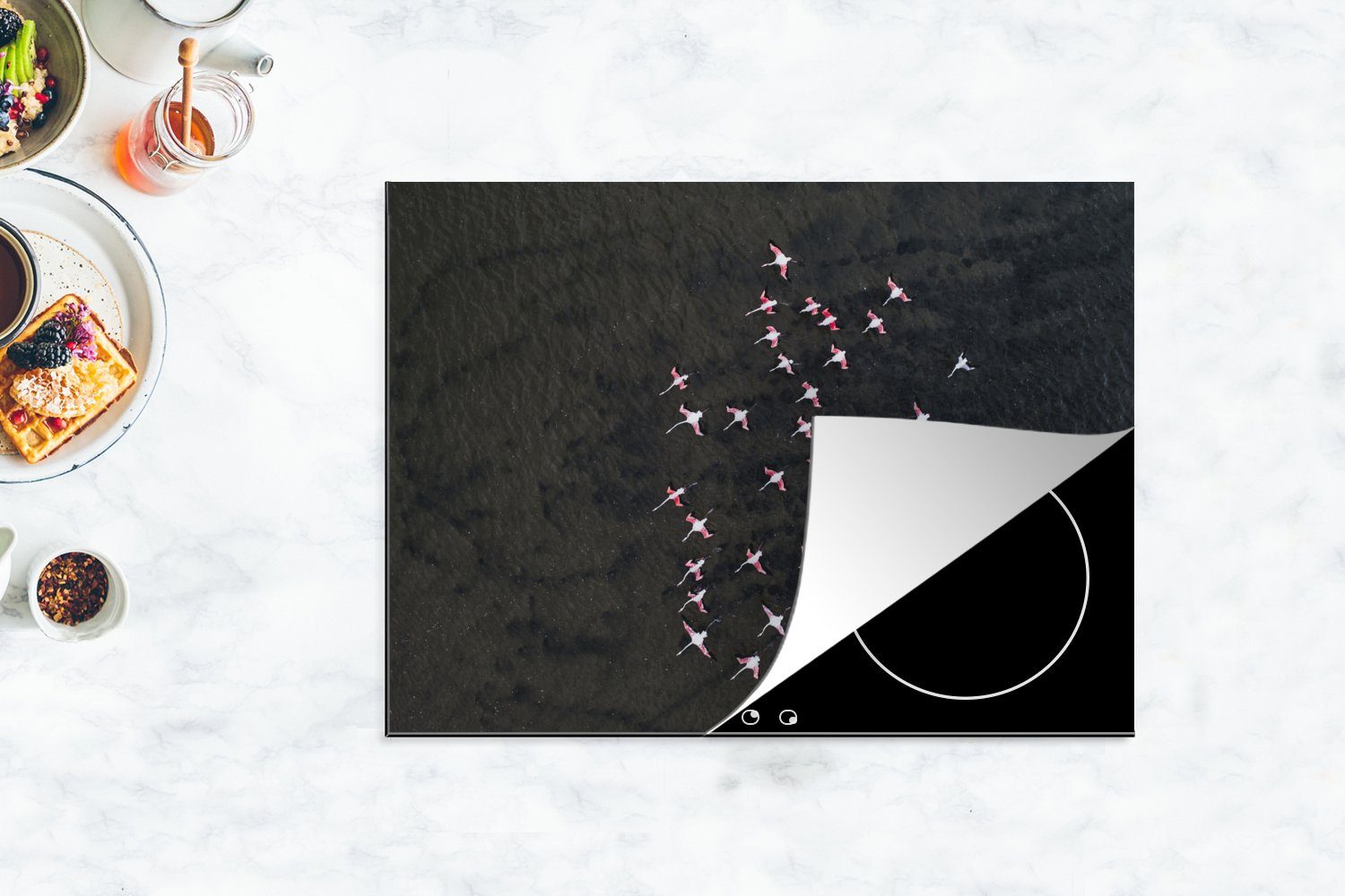 Flug in über dem nutzbar, MuchoWow der, Vinyl, Frankreich Gebiet Ceranfeldabdeckung (1 von Gruissan Flamingos cm, Herdblende-/Abdeckplatte Mobile aus 70x52 Arbeitsfläche tlg), im