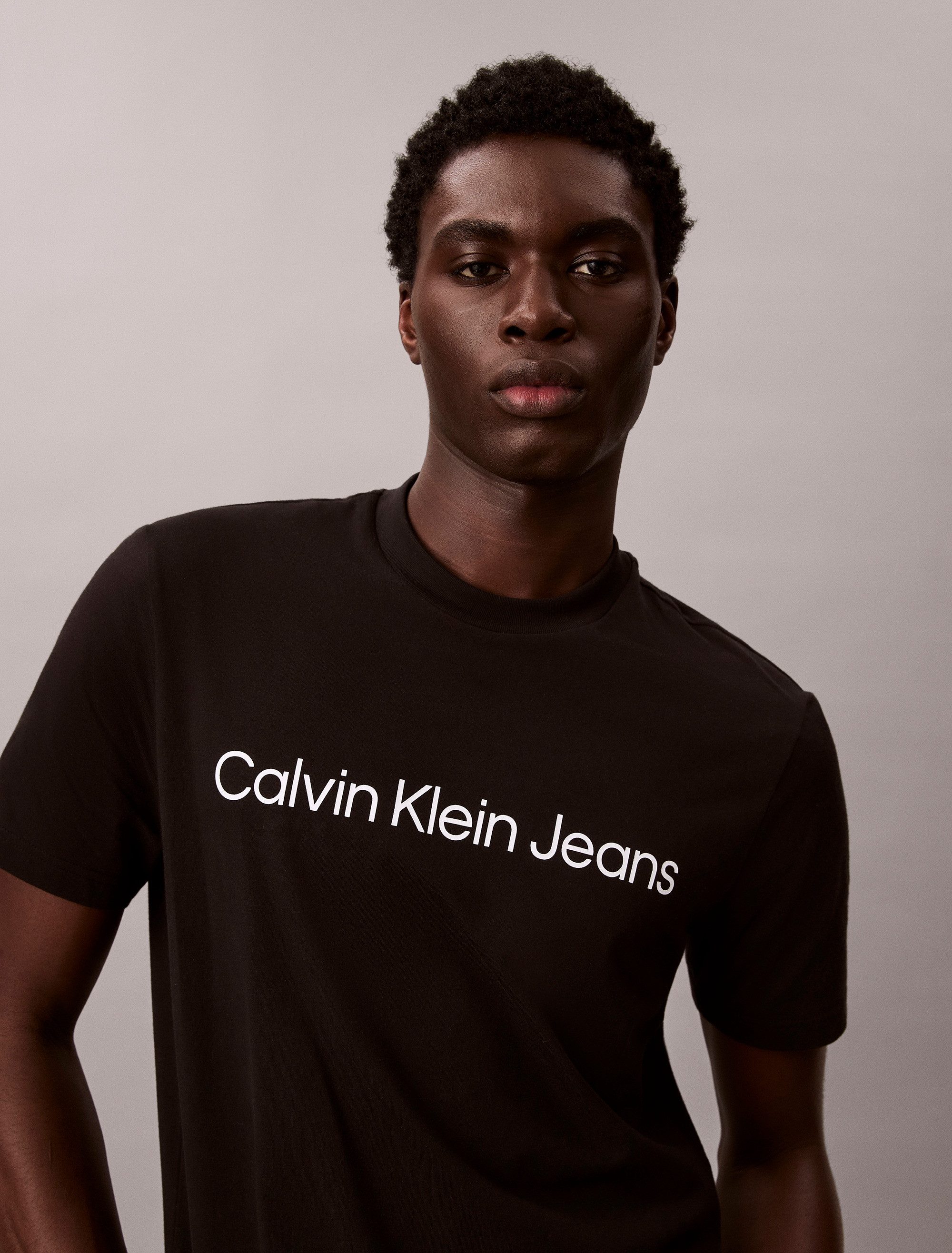 Calvin Klein Jeans T-Shirt Rundhalsausschnitt, Regular Fit, Logoschriftzug – Bild 3 von 5