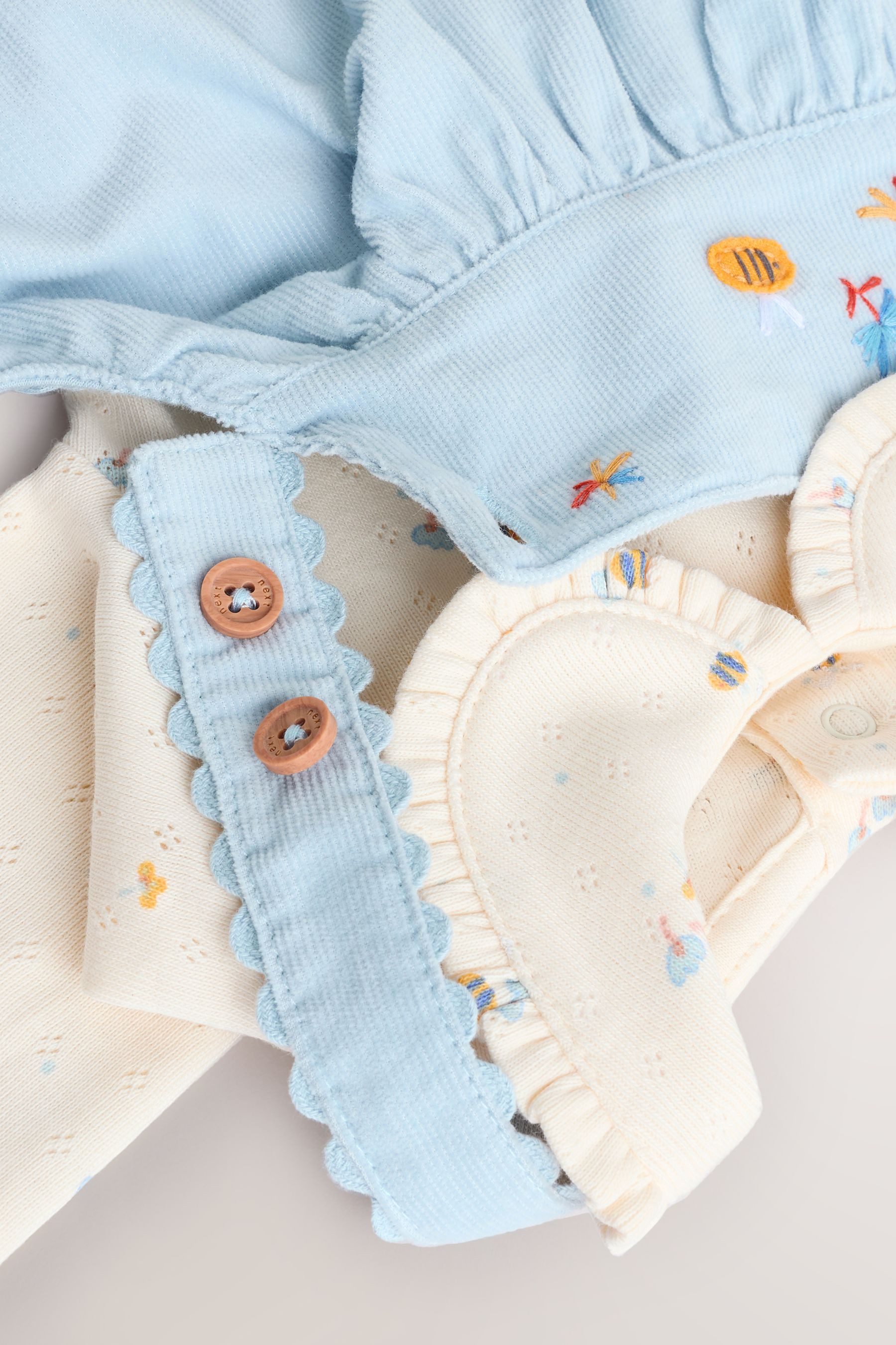 Next Latzkleid Baby-Set: Latzkleid, Langarm-Bodysuit, Strumpfhose (3-tlg)