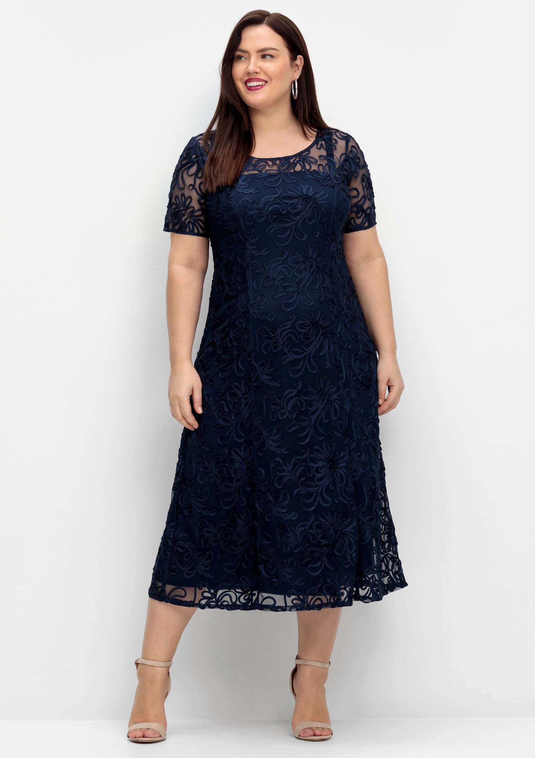 Sheego Etuikleid Abendkleid Kurzarm mit dekorativen Zierborten günstig online kaufen
