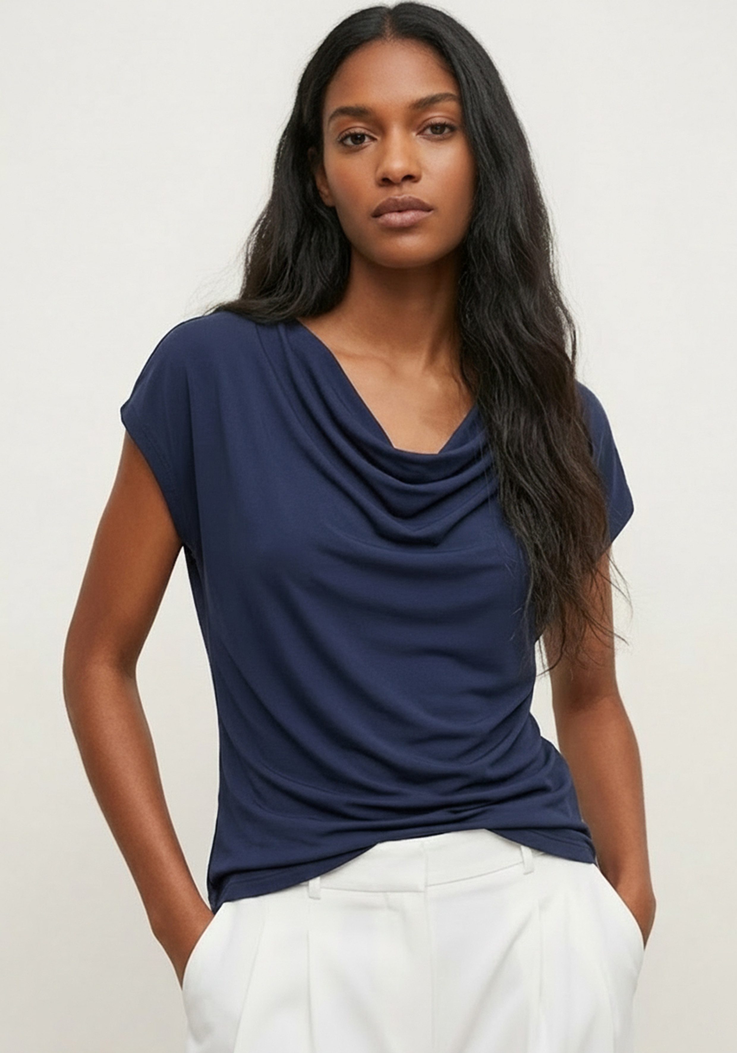 Tamaris Kurzarmshirt mit fließendem Wasserfallausschnitt, lässig geschnitten. Reduzierter Preis € 21,99. Unverbindliche Preisempfehlung € 26,99, (€ 21,99 pro 1 Stk)