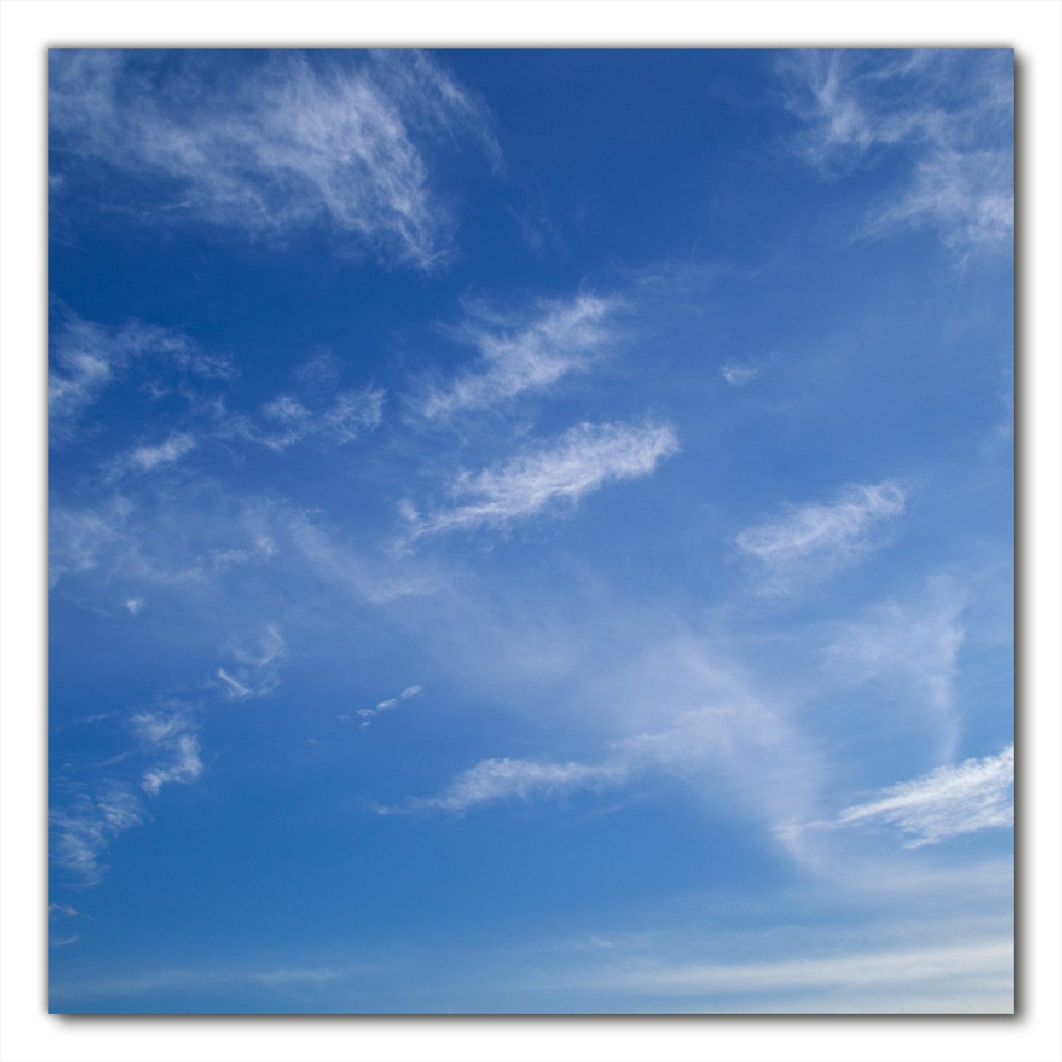 Wallario Möbelfolie Blauer Himmel mit vereinzelten Wolken