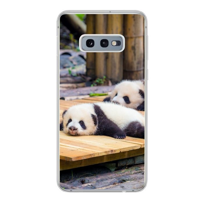 MuchoWow Handyhülle Pandas - Boden - Holz Phone Case Handyhülle Samsung Galaxy S10e Silikon Schutzhülle
