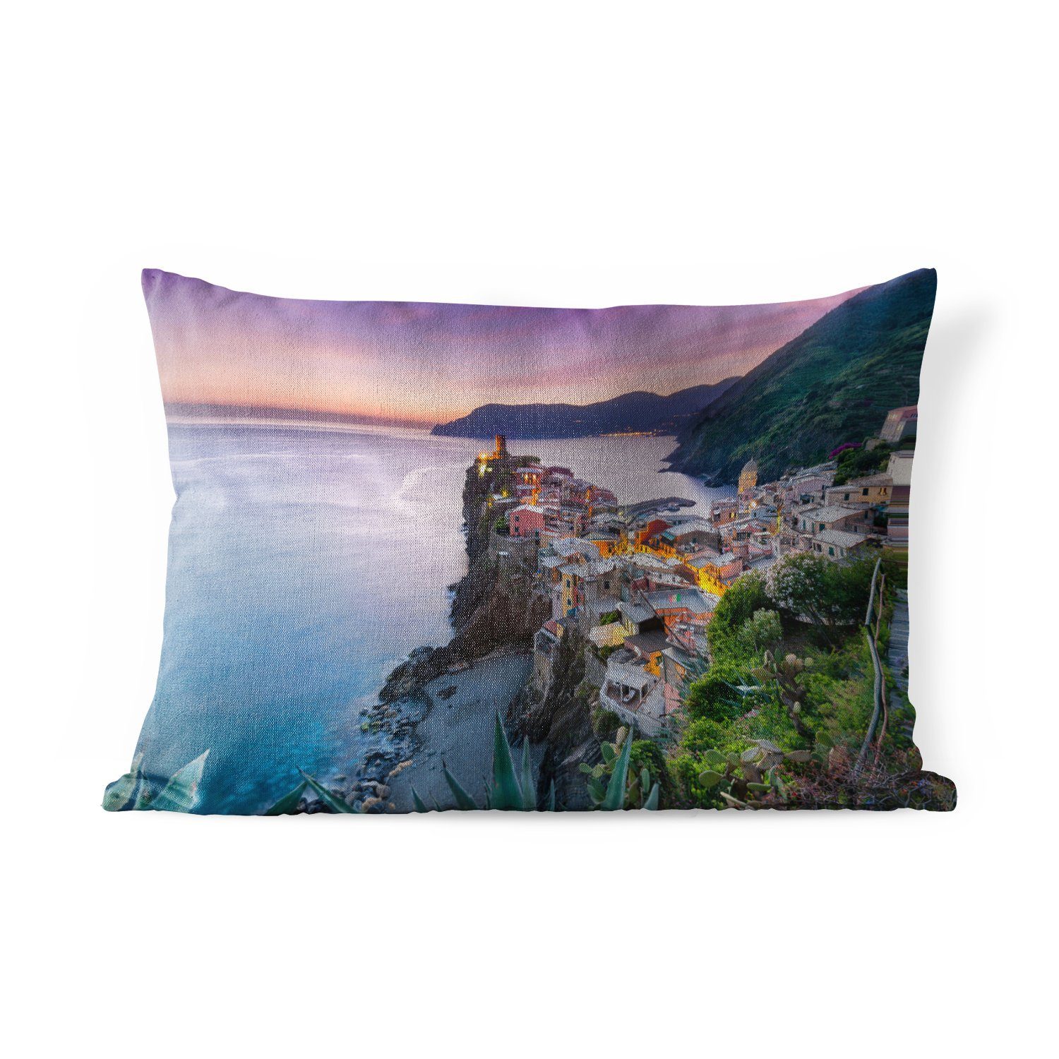 MuchoWow Dekokissen Blick auf beleuchtete Häuser und das Meer in Cinque Terre, Outdoor-Dekorationskissen, Polyester, Dekokissenbezug, Kissenhülle