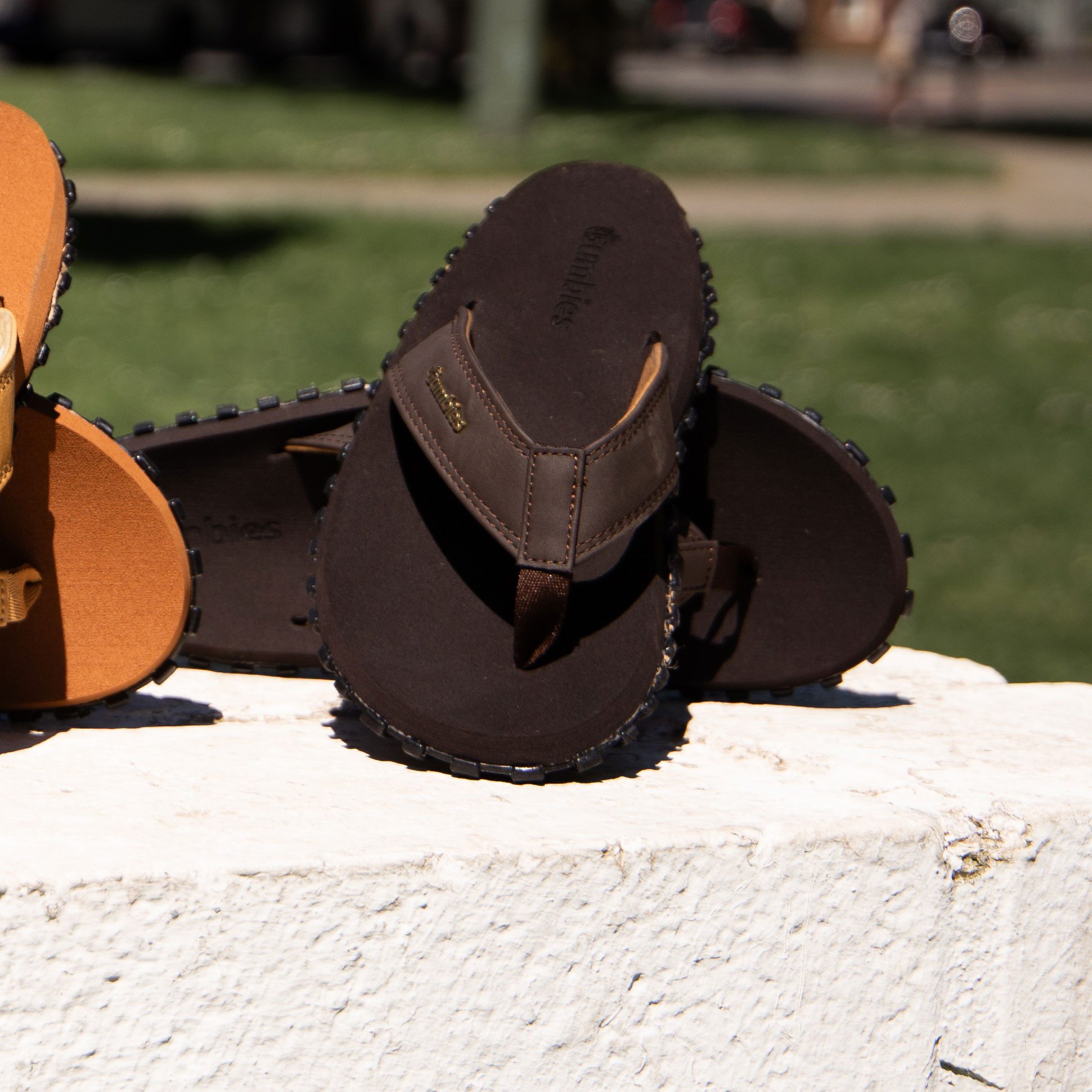 Gumbies Vegovert in Brown T-Strap-Zehentrenner Hergestellt aus recycelten Materialien