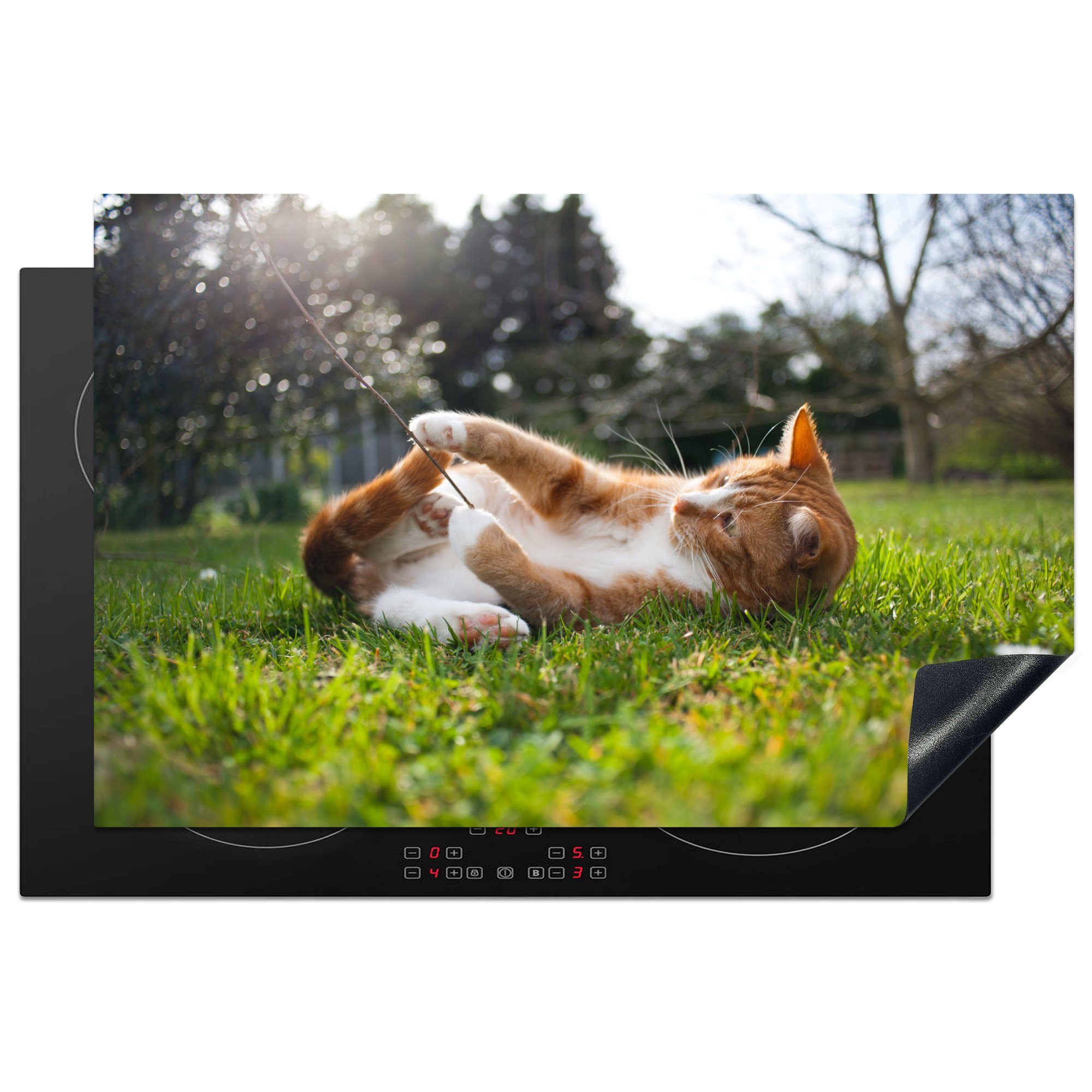MuchoWow Herdblende-/Abdeckplatte Katze spielt im Gras, Vinyl, (1 tlg), 81x52 cm, Induktionskochfeld Schutz für die küche, Ceranfeldabdeckung