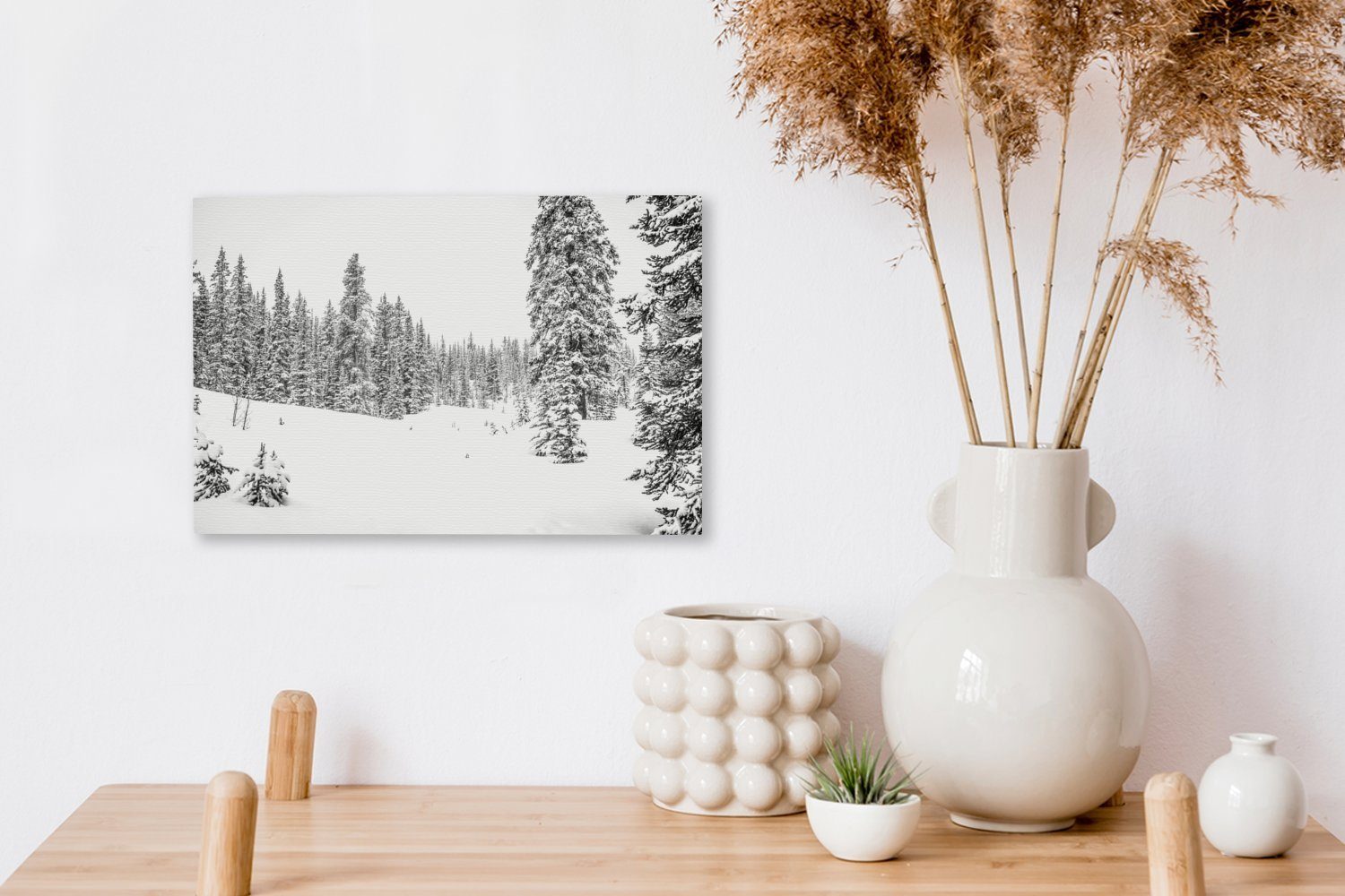 OneMillionCanvasses® Leinwandbild Bäume cm einem wachsen (1 verschneiten Wanddeko, schwarz Aufhängefertig, 30x20 auf Wandbild weiß, Leinwandbilder, St), Wald und 