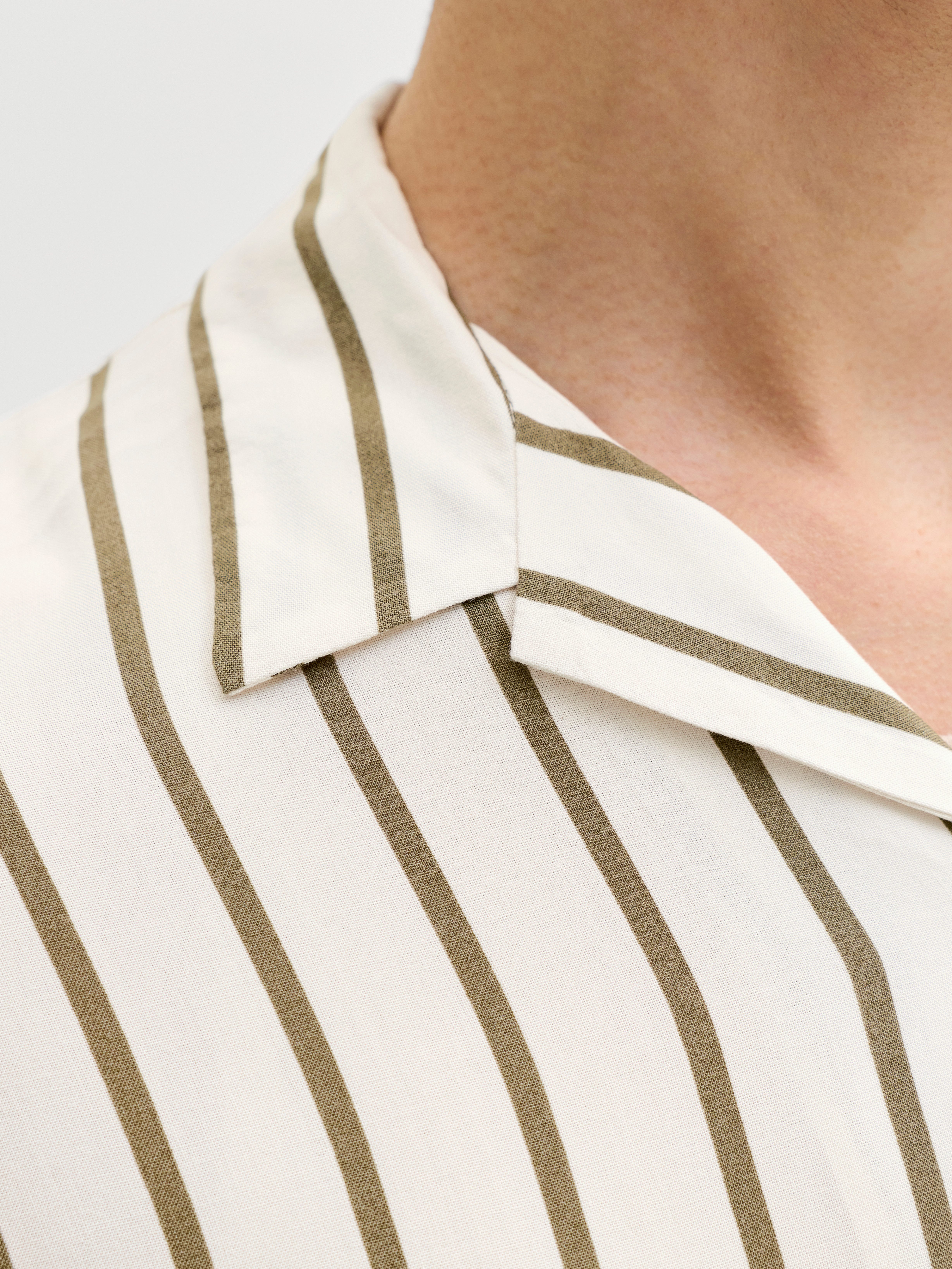 Jack & Jones PlusSize Kurzarmhemd JJEJEFF RESORT STRIPE SHIRT SS PLS Viskose, loose fit