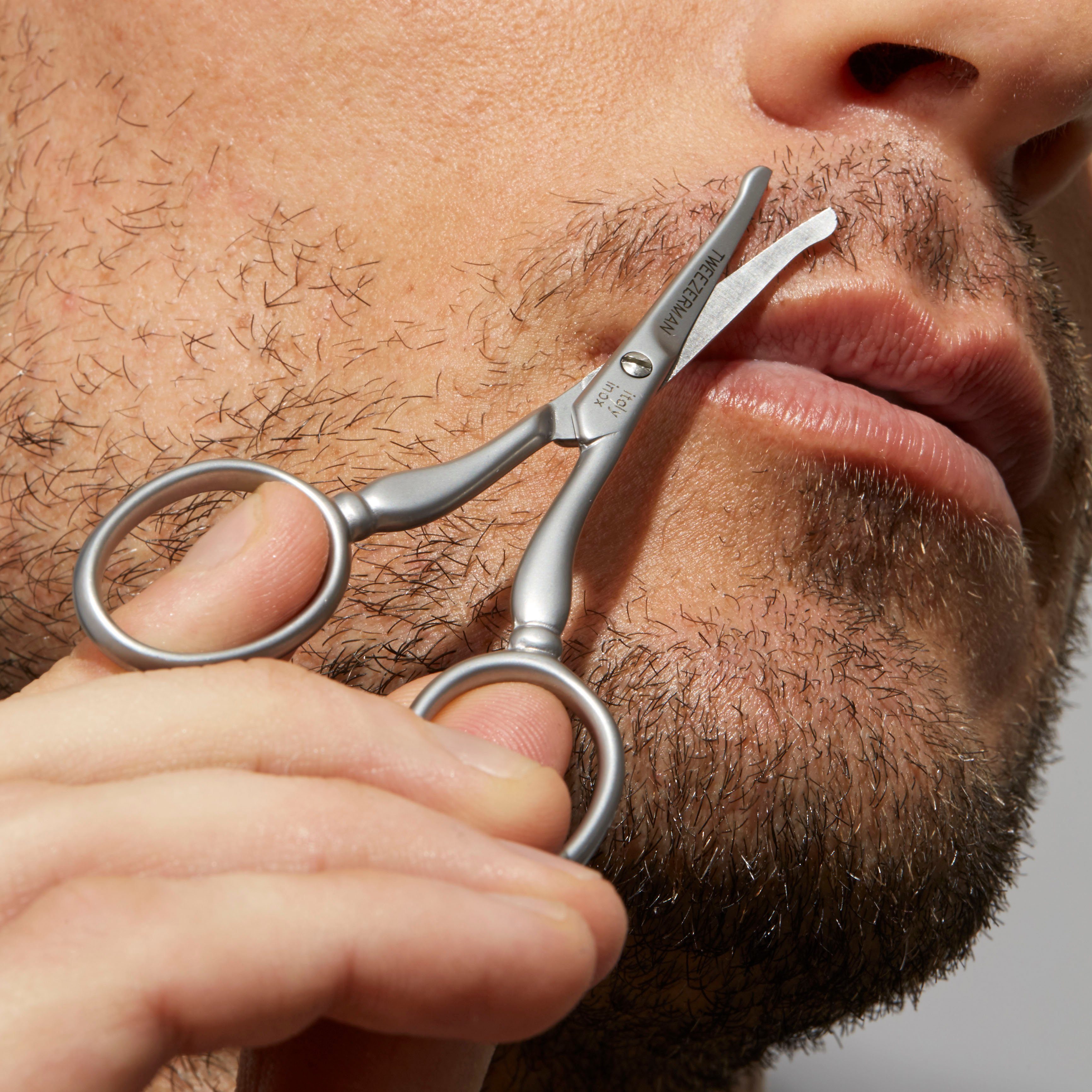 TWEEZERMAN Nasenhaarschere GEAR Facial Hair Scissors
