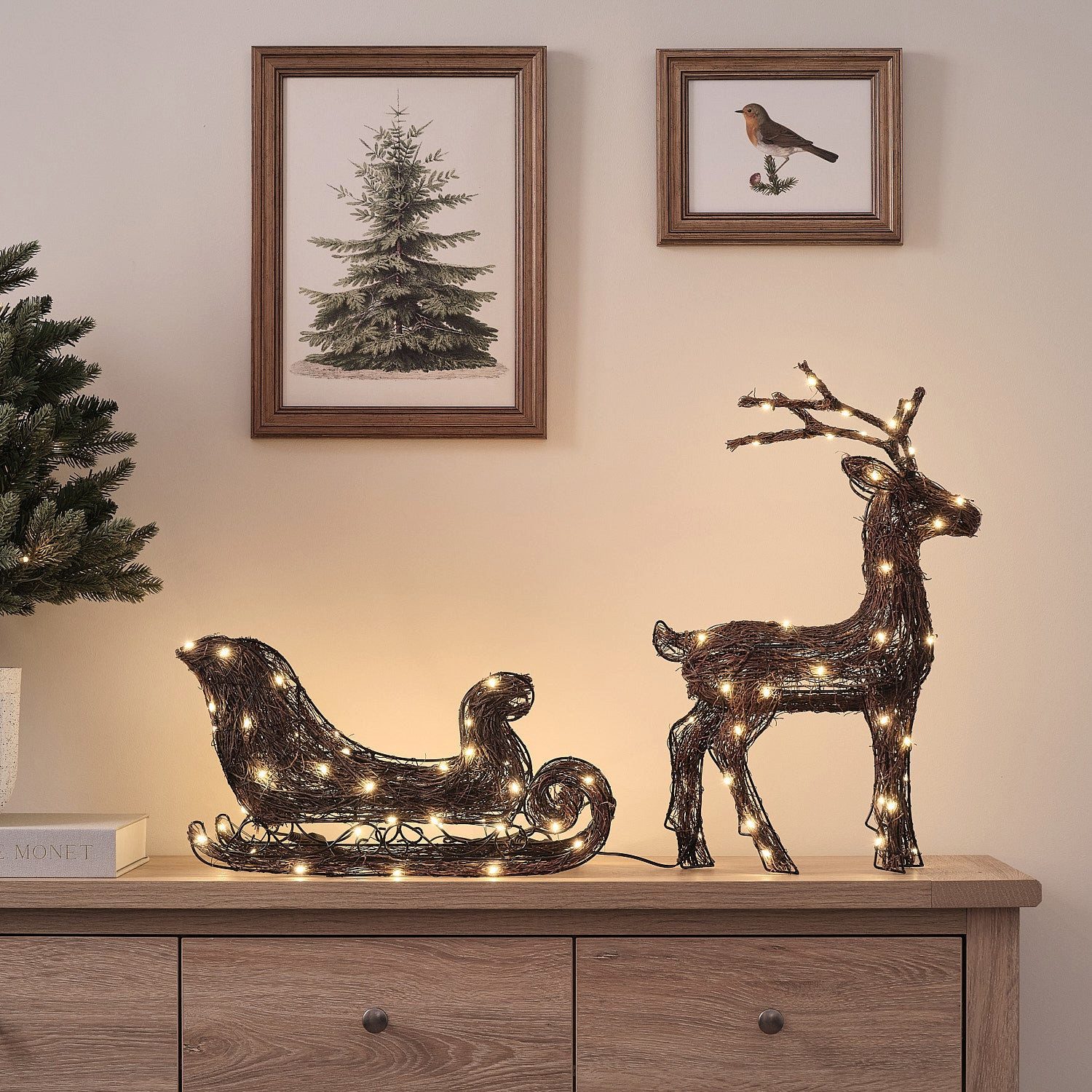 Lights4fun LED Dekofigur Helmsley 50 cm Bicolor LED-Rentier mit Schlitten aus Naturzweigen
