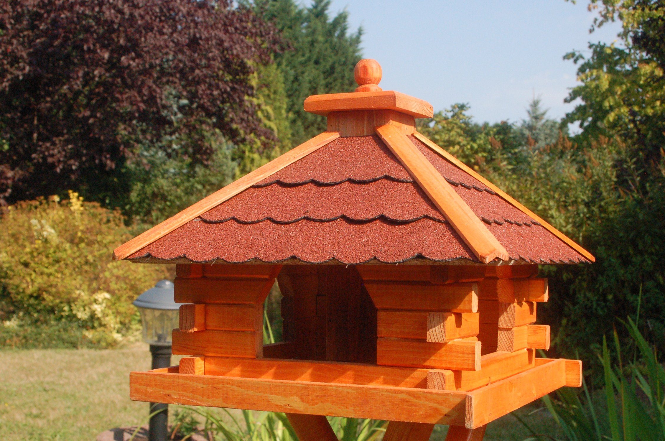 Deko-Shop-Hannusch Futtervogelhaus Mit Ständer – Massives Holz-Vogelhaus Mit Bitumendach, 50 X 50 Cm