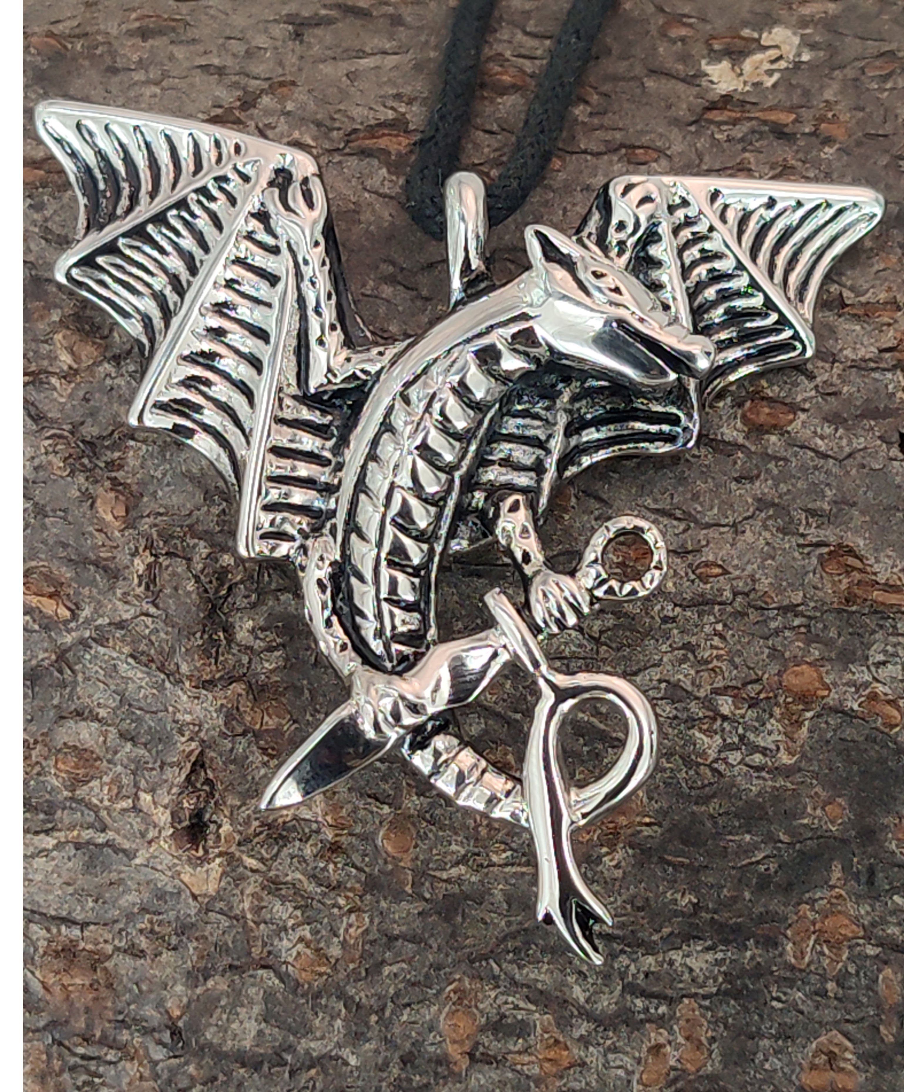 Kiss of Leather Kettenanhänger dreidimensionaler Drachen Anhänger Edelstahl Schwert Drache