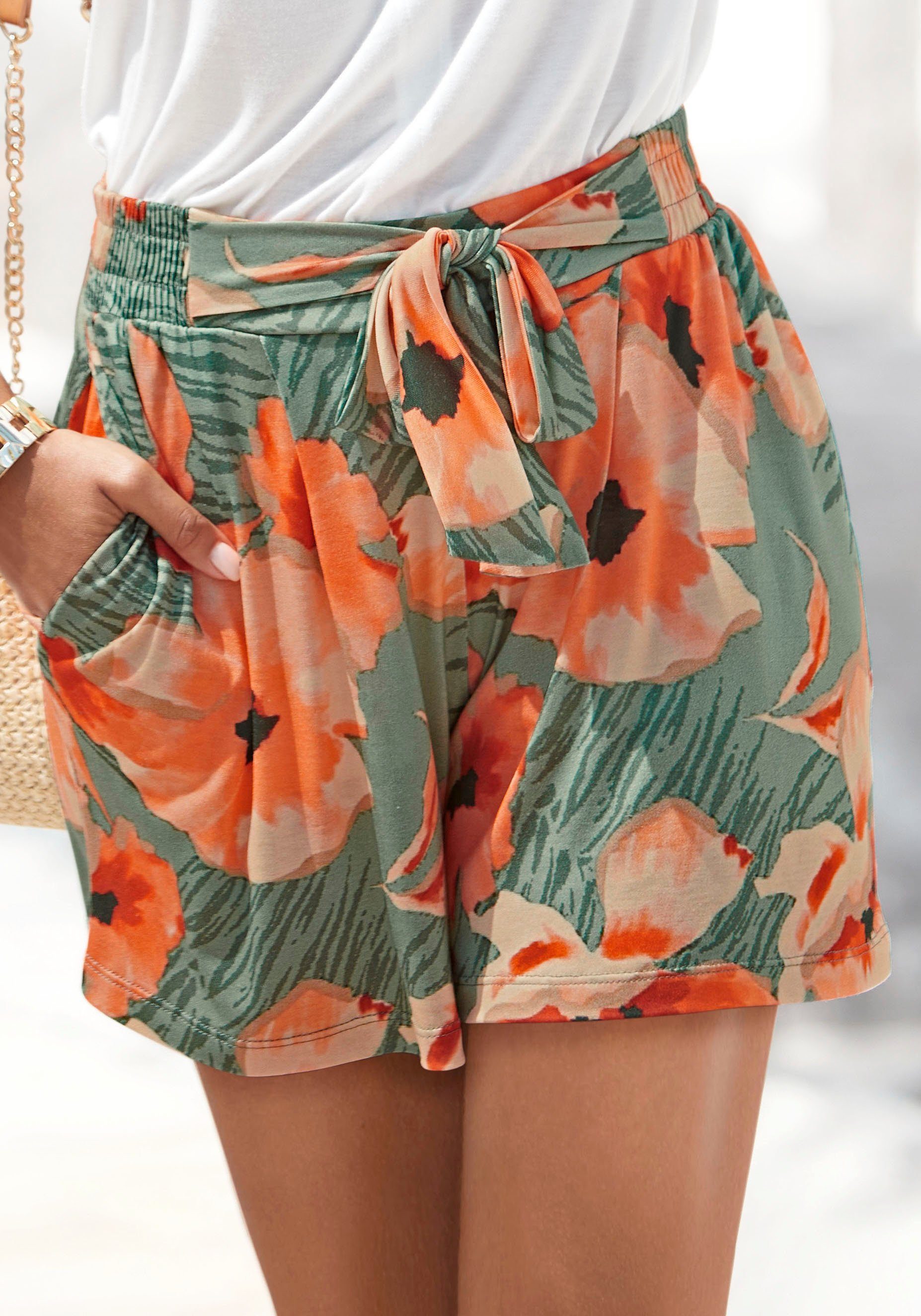 LASCANA Shorts aus Viskosejersey mit Alloverdruck und Taschen, kurze Hose, sommerlich