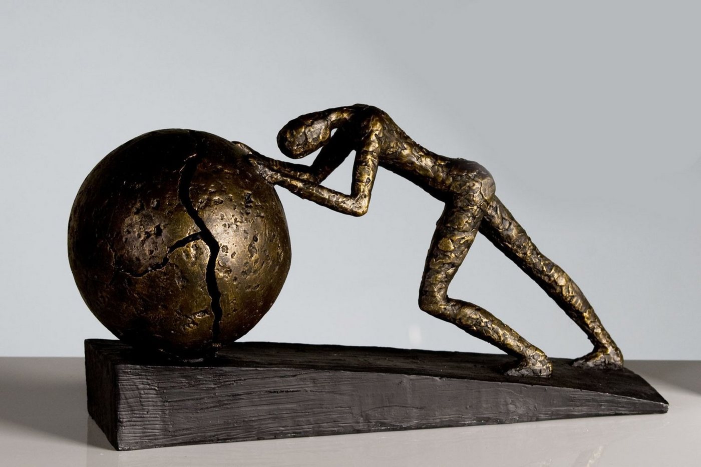 Casablanca by Gilde Dekofigur »Skulptur Heavy Ball« (1 Stück), Dekoobjekt, Höhe 22 cm, mit Spruchanhänger, Wohnzimmer-HomeTrends