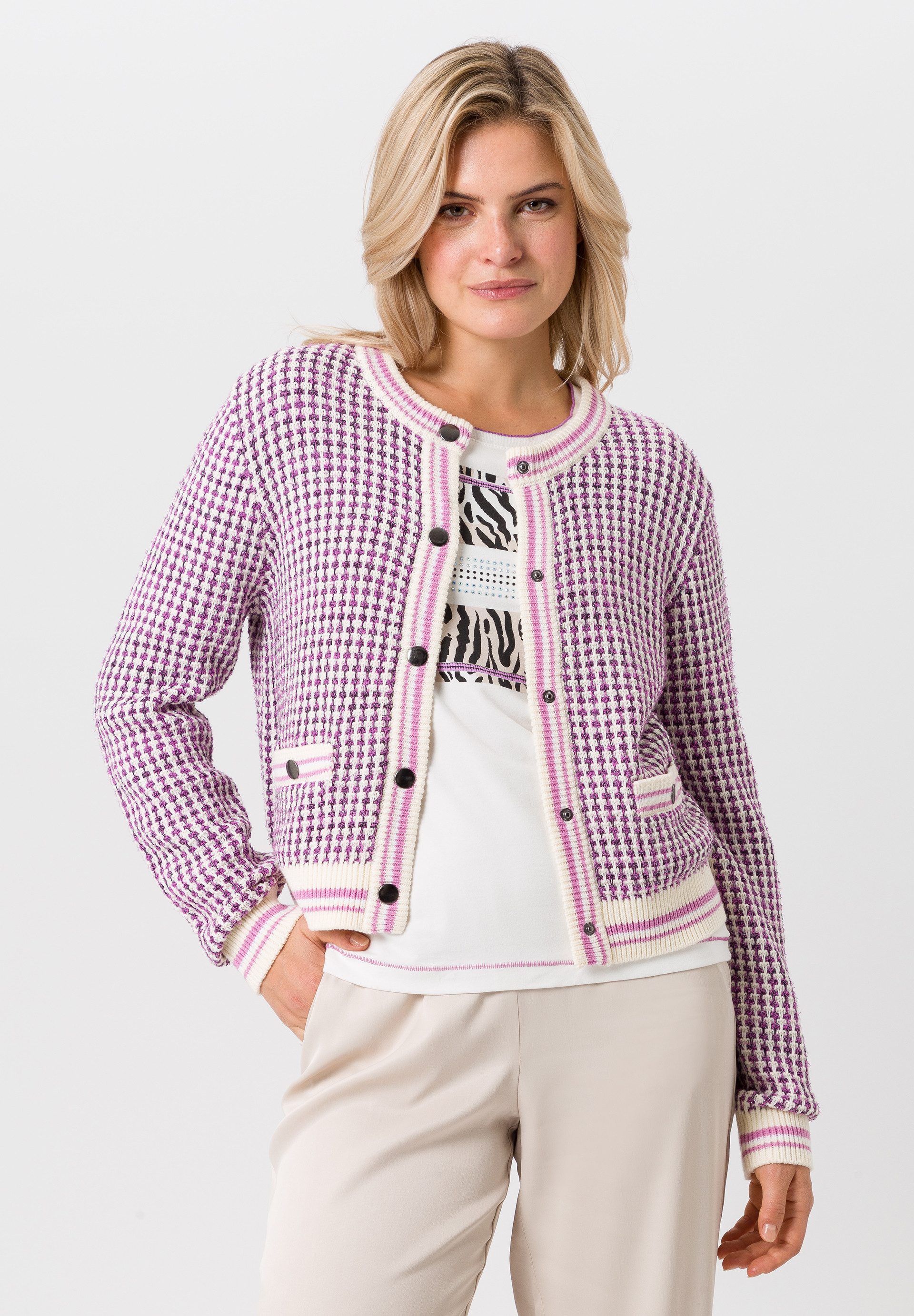 Strickjacke mit dekorativen Knöpfen