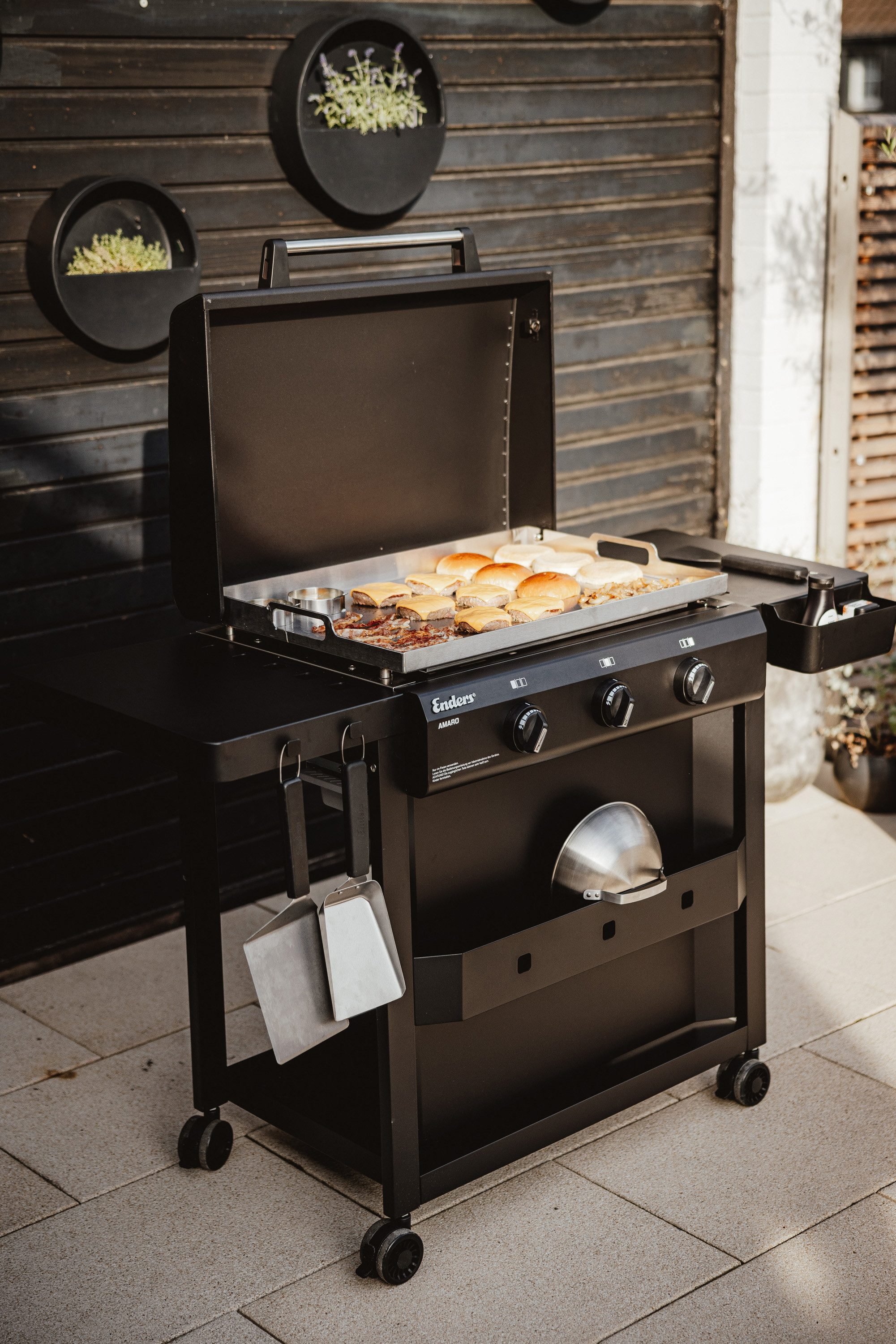 Enders® Gasgrill Amaro 3, Planchagrill, mit Ablage, Klappbarer Seitentisch, Grillrost Edelstahl