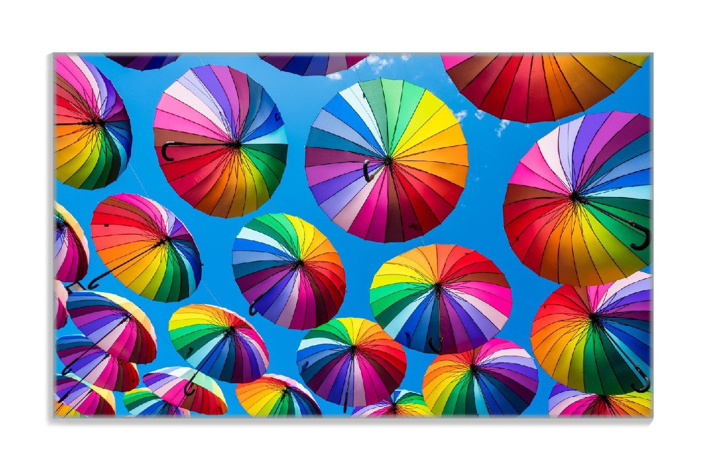 Wallario Frühstücksbrett Bunte Regenschirme vor blauem Himmel, ESG-Sicherheitsglas, (inkl. rutschfester Gummifüße 4mm, 1-St), 14x23cm