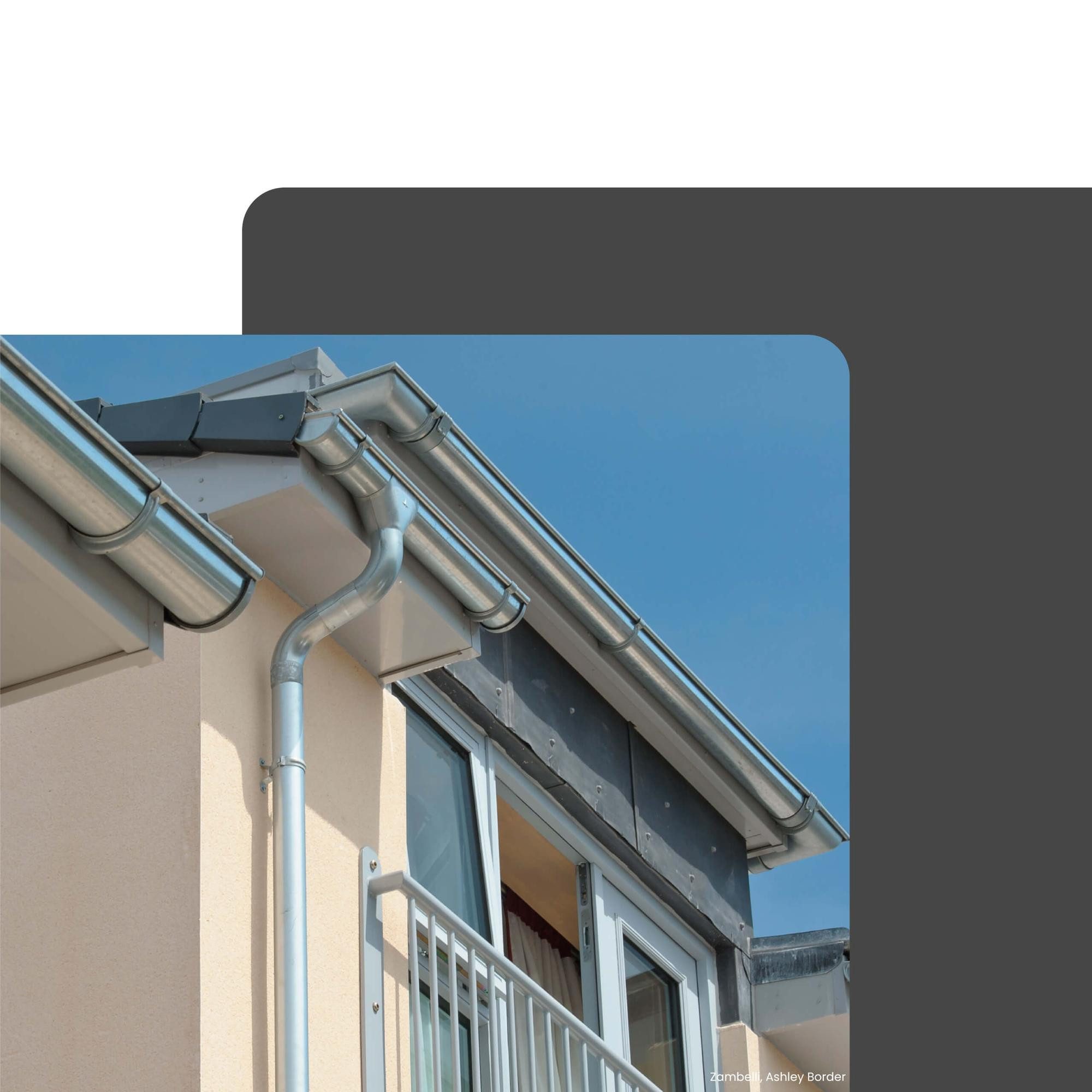 Zambelli Regenfallrohr, (Sockelknie verzinkt, Etagenbogen, einteilig gefalzt DN 80 Silber), zur Überbrückung von Mauer- und Putzvorsprüngen