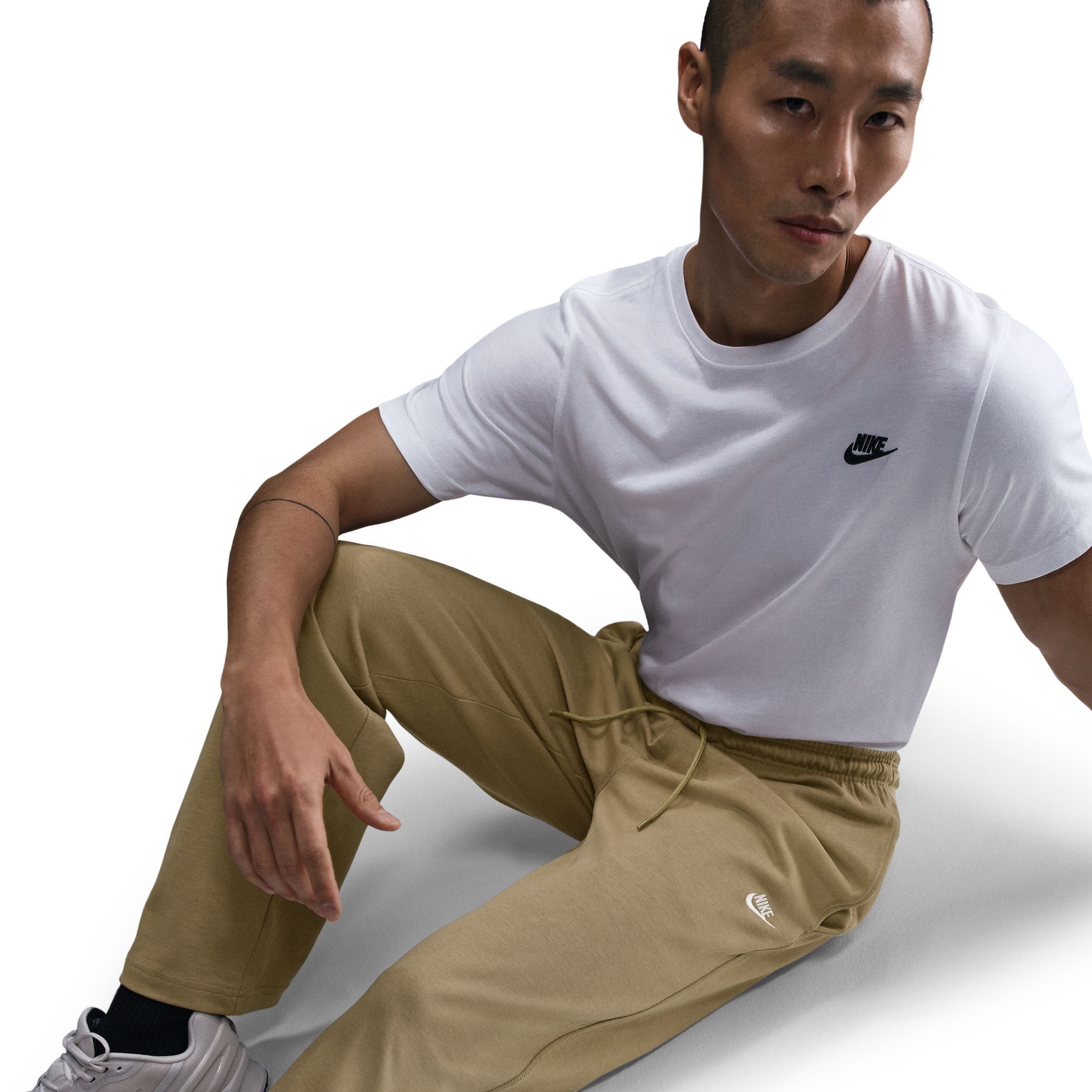 Nike Sportswear Sporthose Nike Sportswear Club Men's Knit Open-Hem Pants mit Logostickerei, mit Eingrifftaschen, mit Kordelverschluss