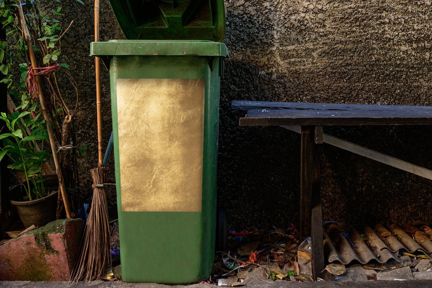 MuchoWow Wandsticker Licht fällt auf Mülltonne, Container, St), Mülleimer-aufkleber, eine Wand (1 Sticker, goldene Abfalbehälter