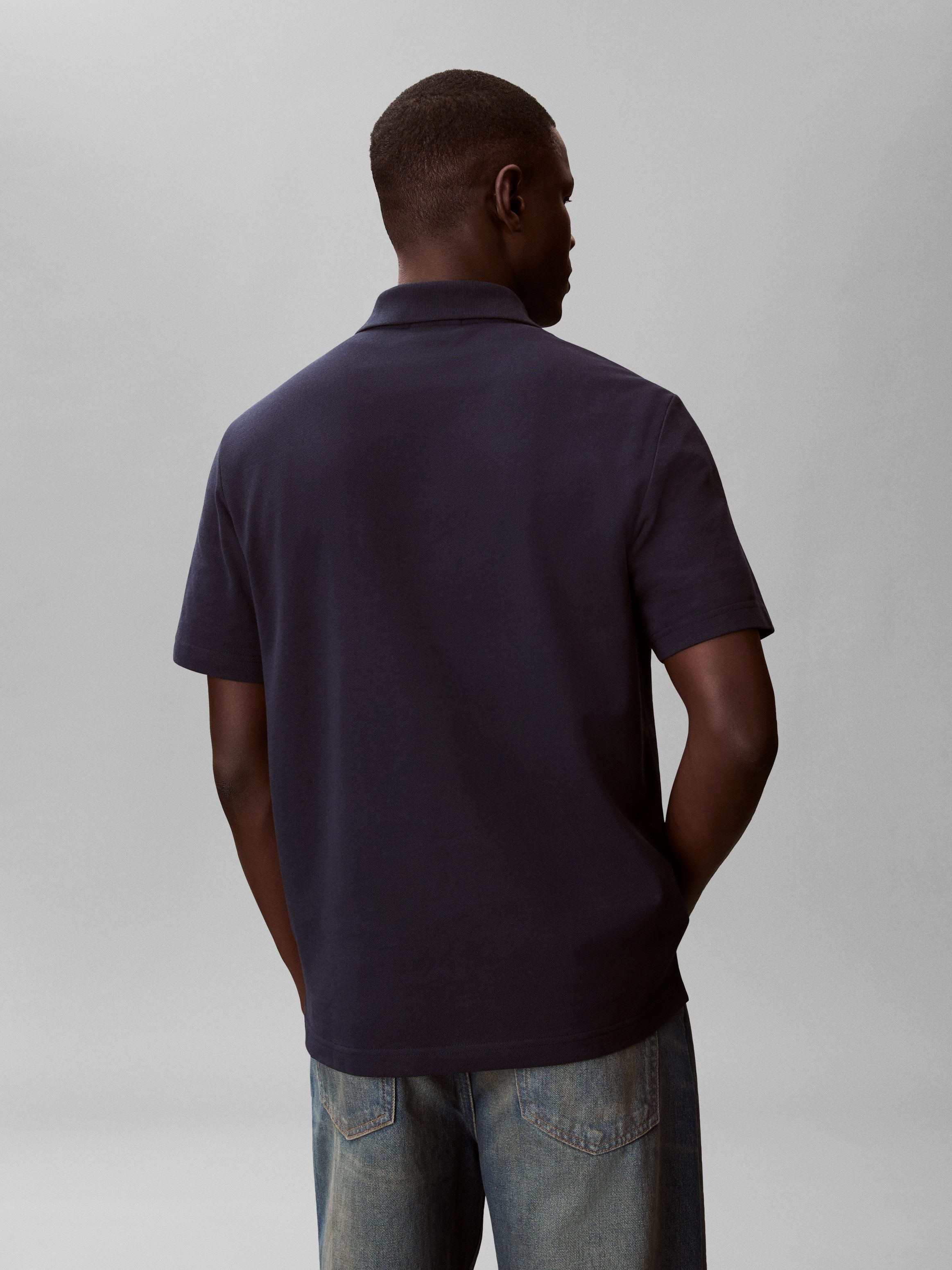 Calvin Klein Jeans Poloshirt EASY MONOLOGO CASUAL PIQUE Regular fit mit Polokragen – Bild 4 von 5