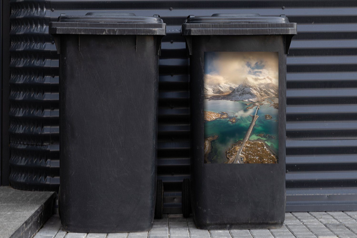 Container, (1 Straße auf St), Wandsticker MuchoWow den Mülleimer-aufkleber, Abfalbehälter Lofoten Sticker, Mülltonne,