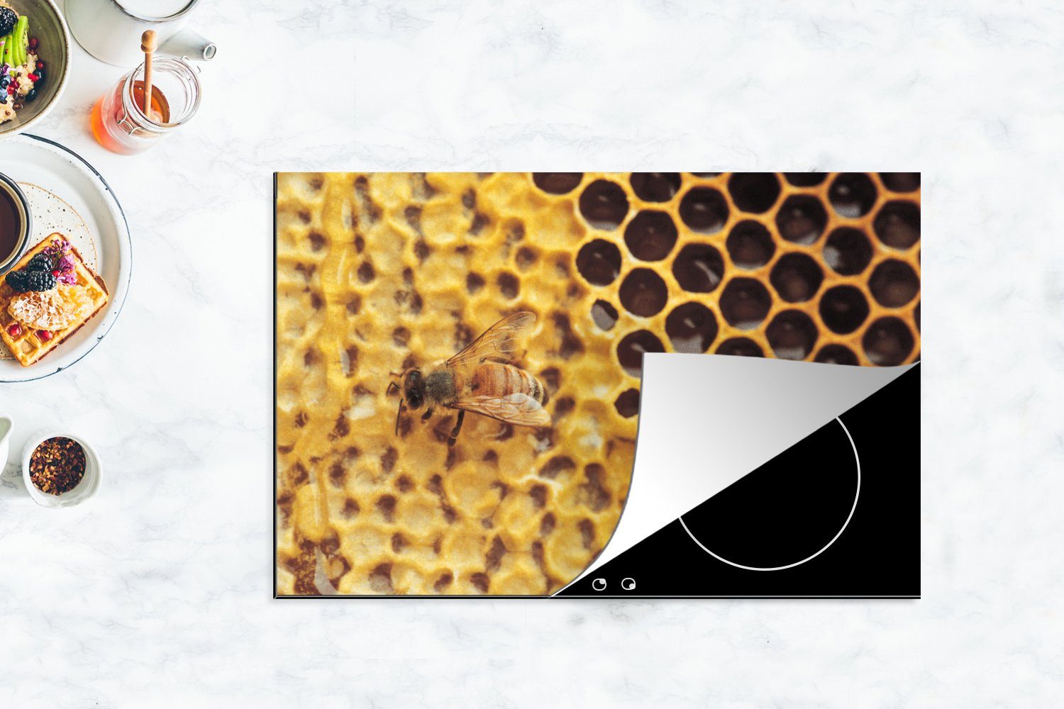 Herdblende-/Abdeckplatte küche, Schutz cm, Induktionskochfeld MuchoWow Ceranfeldabdeckung und (1 tlg), Biene, die für 81x52 Honigwabe Vinyl,