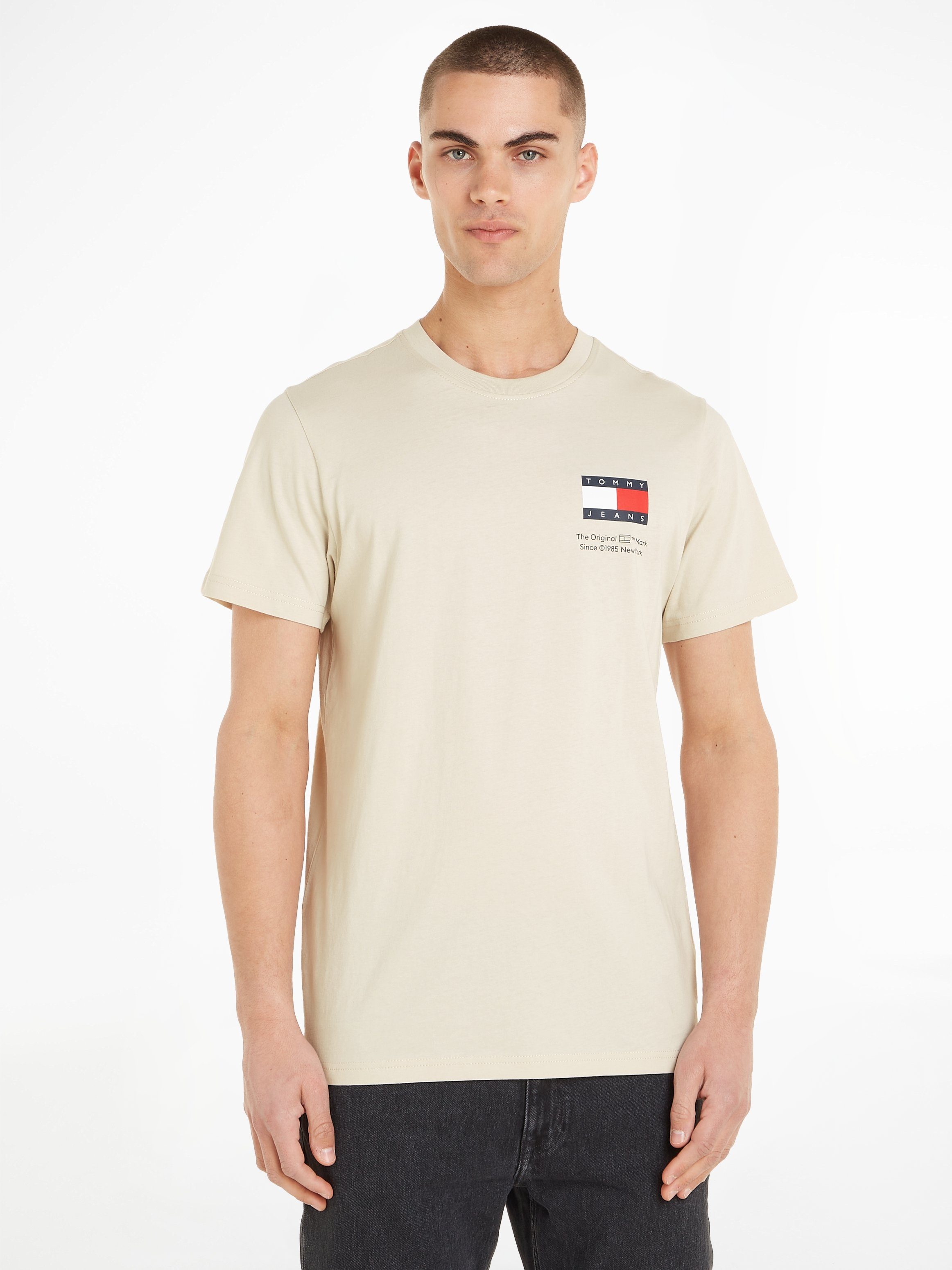 Tommy Jeans T-Shirt TJM SLIM ESSENTIAL FLAG TEE EXT mit Rundhalsausschnitt