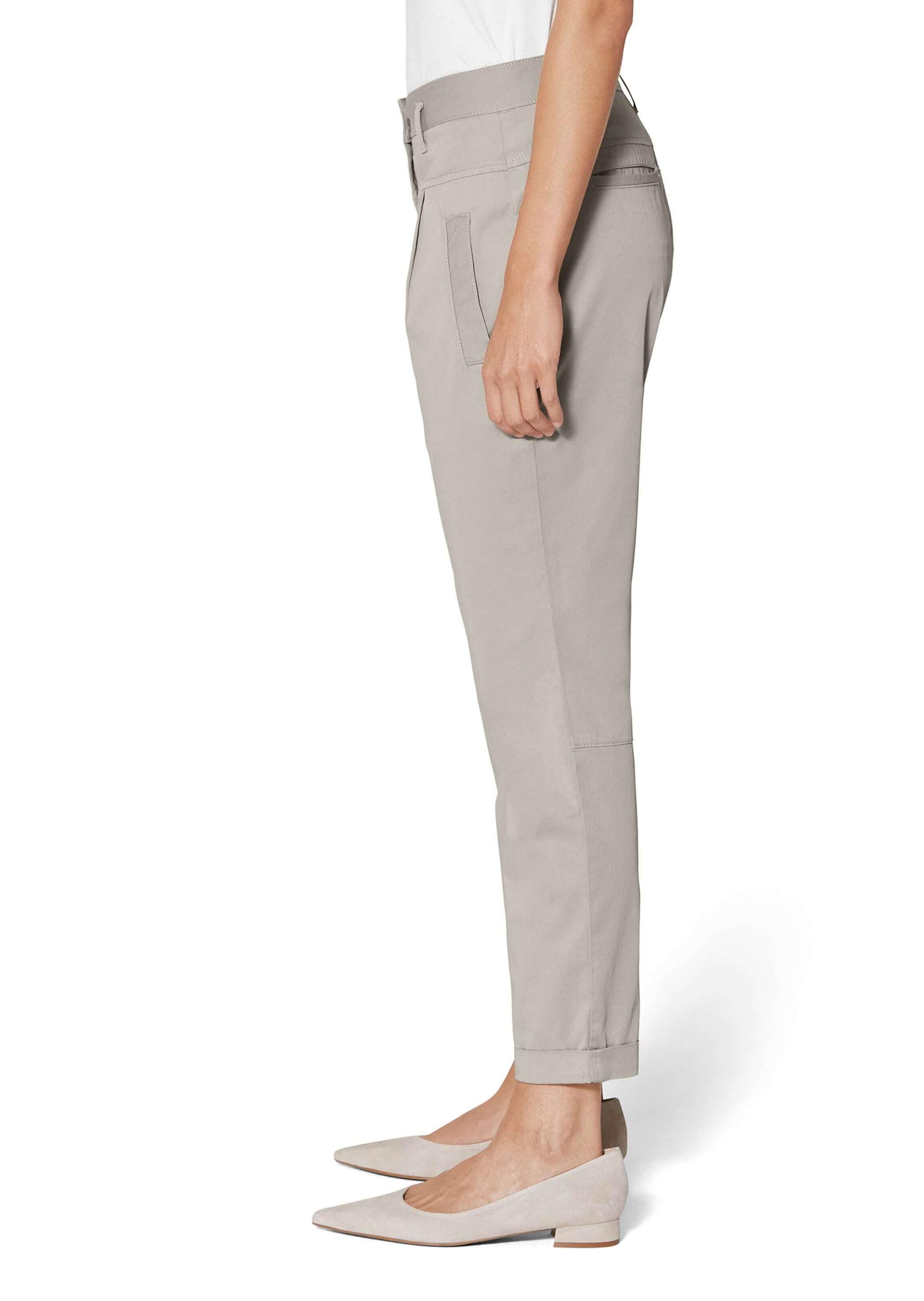 MADELEINE Chinos Modische Chino-Hose mit Bundfalten Uni-Design, Verschluss mit Logo-Knopf, ohne Kragen