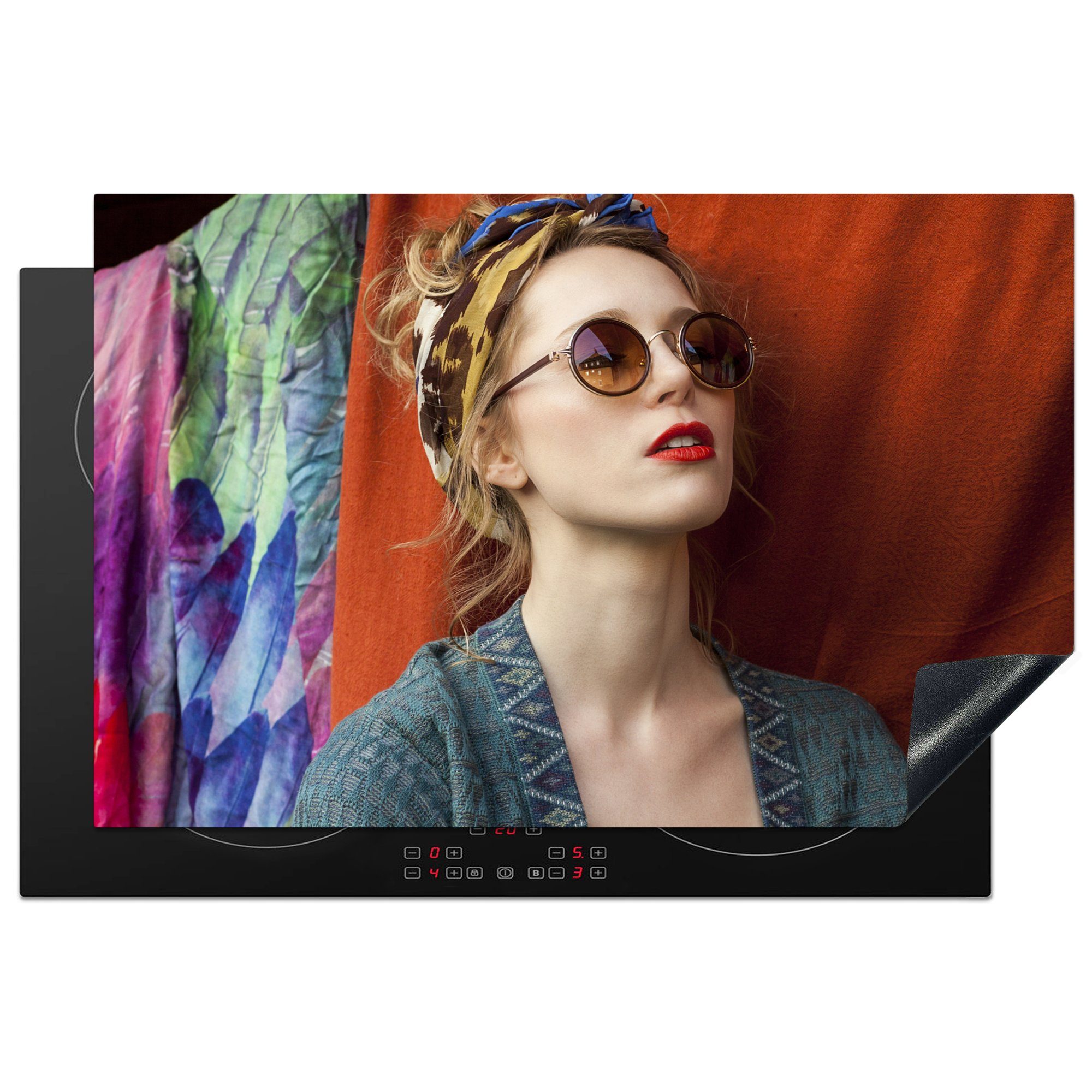 MuchoWow Herdblende-/Abdeckplatte Bild einer Dame mit Sonnenbrille und Stirnband, Vinyl, (1 tlg), 81x52 cm, Induktionskochfeld Schutz für die küche, Ceranfeldabdeckung