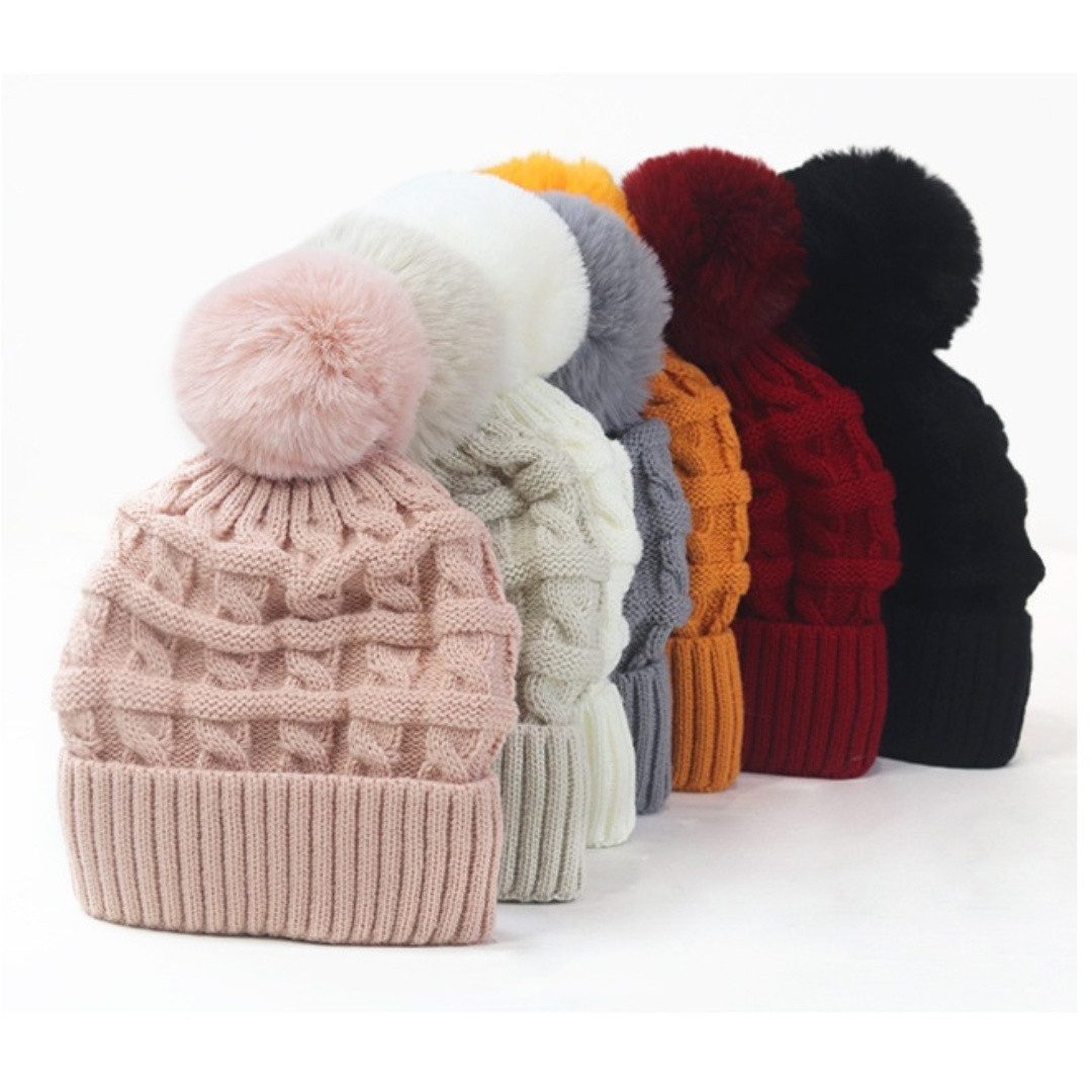 Cachito Bommelmütze Damen Wintermütze, Thermo-Fleece-gefütterte Mütze, Strickmütze Wollmützen mit Kunstfell-Bommel