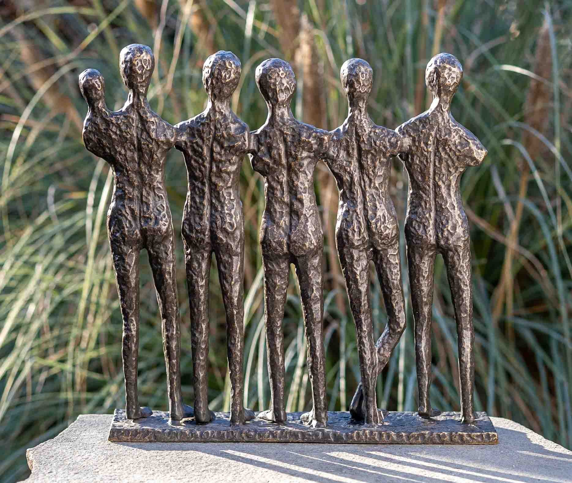 IDYL Gartenfigur IDYL Bronze-Skulptur sehr Regen UV-Strahlung. in Bronze gegen und Frost, in und – robust 5 gegossen – – witterungsbeständig Kind, Die Männer patiniert. Bronze werden Modelle Langlebig von Hand mit Wachsausschmelzverfahren