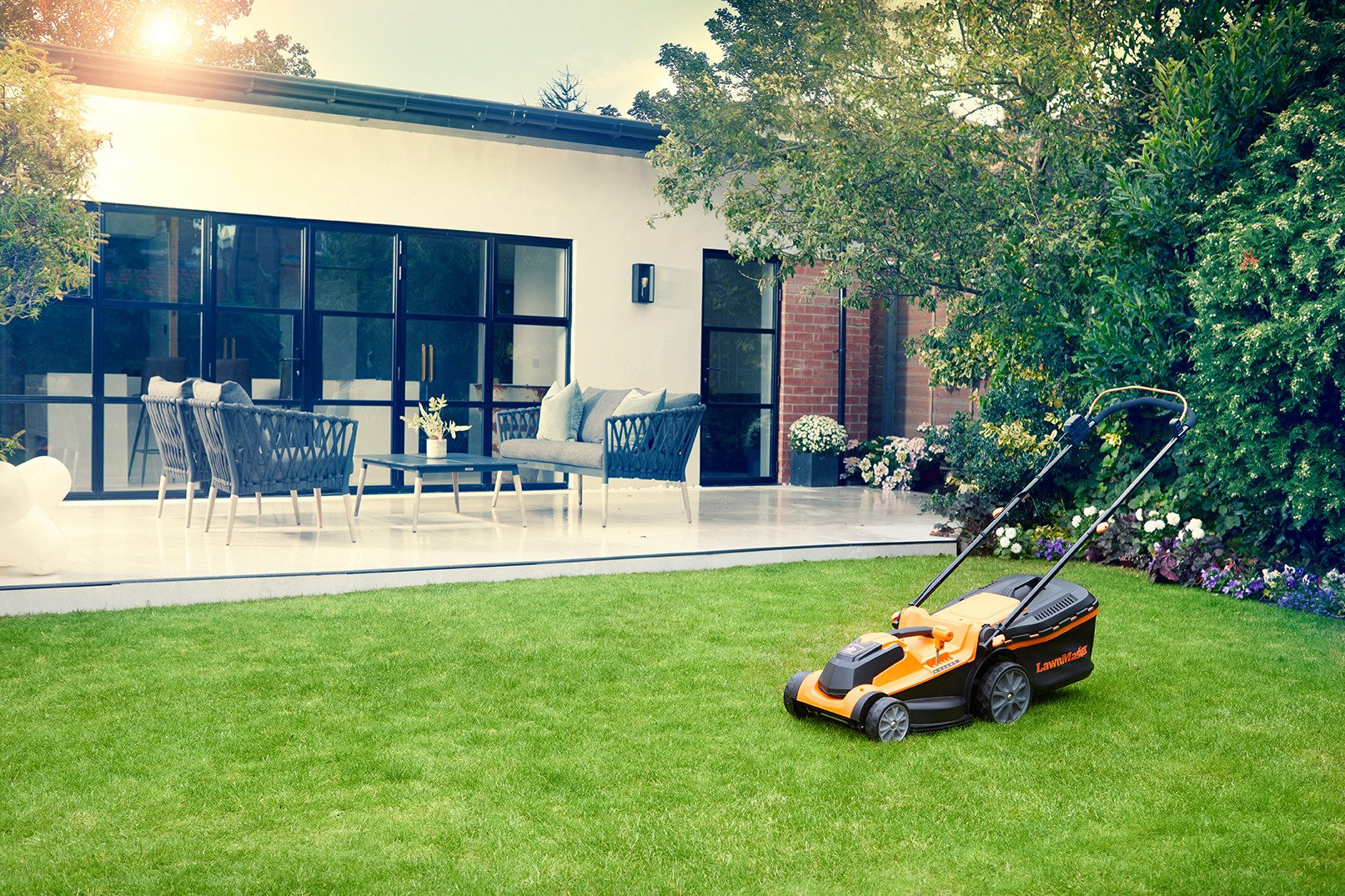 Lawnmaster Akkurasenmäher Rasenmäher, 6-Stufige Schnitthöhenverstellung (22-72mm), 24V, 4.0Ah Batterie x2, 37cm 300m² Mulchen 40L, Karbonstahlklinge