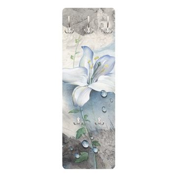 Bilderdepot24 Garderobenpaneel Design Blumen Floral Tränen einer Lilie (ausgefallenes Flur Wandpaneel mit Garderobenhaken Kleiderhaken hängend), moderne Wandgarderobe - Flurgarderobe im schmalen Hakenpaneel Design