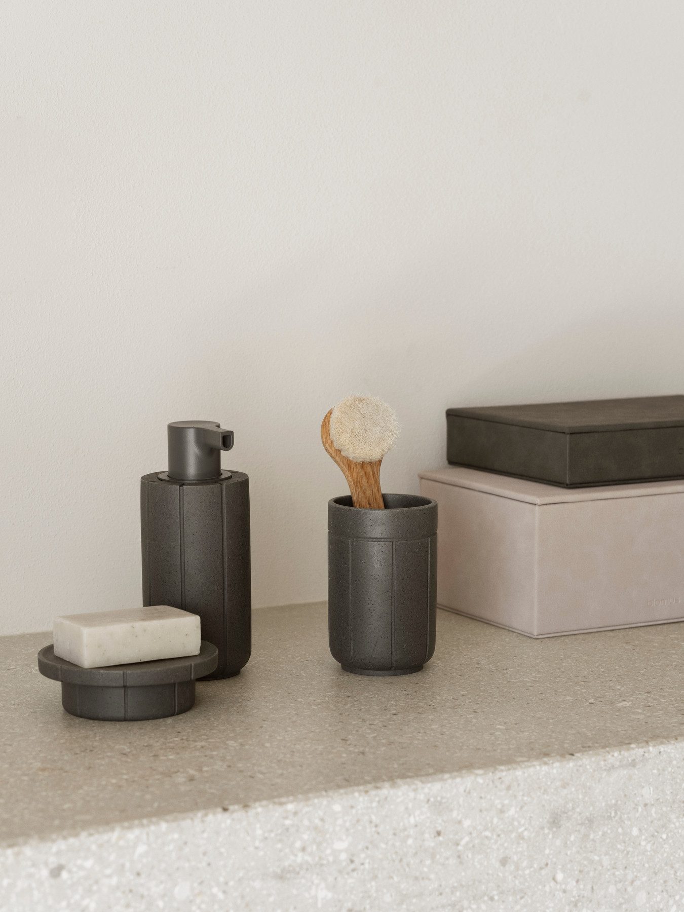 blomus Zahnputzbecher -KUA- Becher, Zahnbecher, Badccessoire: modernes Design aus Polyresin, Recyceltes Polyresin, Robust, 300ml Volumen
