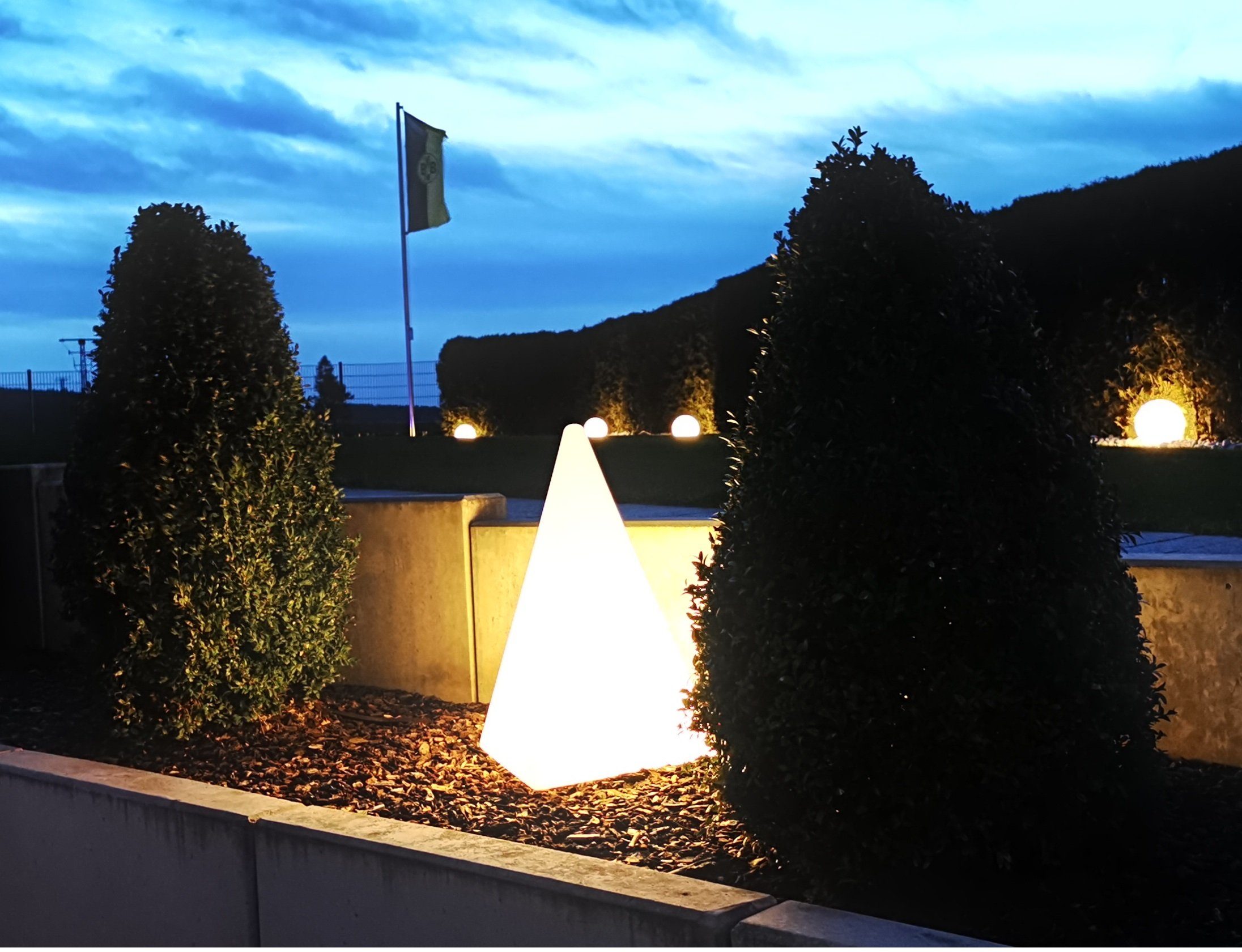 IP65 Außenleuchte, Leuchtmittel, ca. Meter 5 TRANGO Wegbeleuchtung, weiß 60cm Zuleitungskabel LED 7231-60L LED Leucht-Figur Gartenlampe, LED inkl. Gartenleuchte, Außenlampe, Gartenstrahler inkl. *PYRAMIDE*