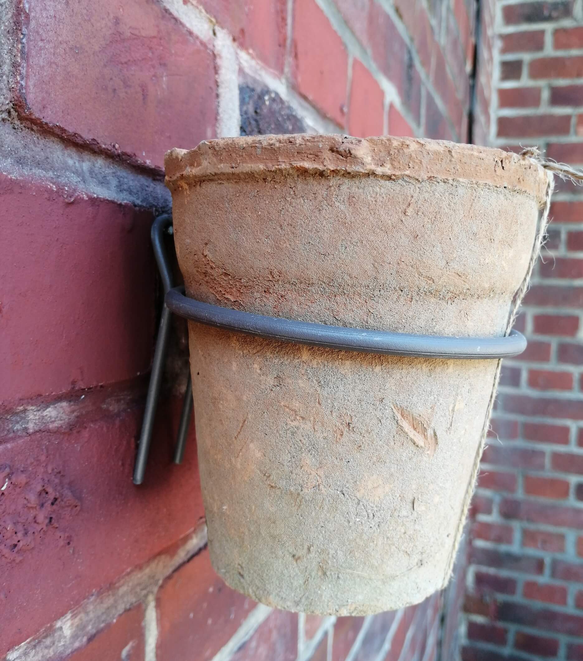 esschert design Übertopf Terracotta Ton Wand Blumen Topf Über Umtopf rund mit Metall Halterung – Bild 3 von 5