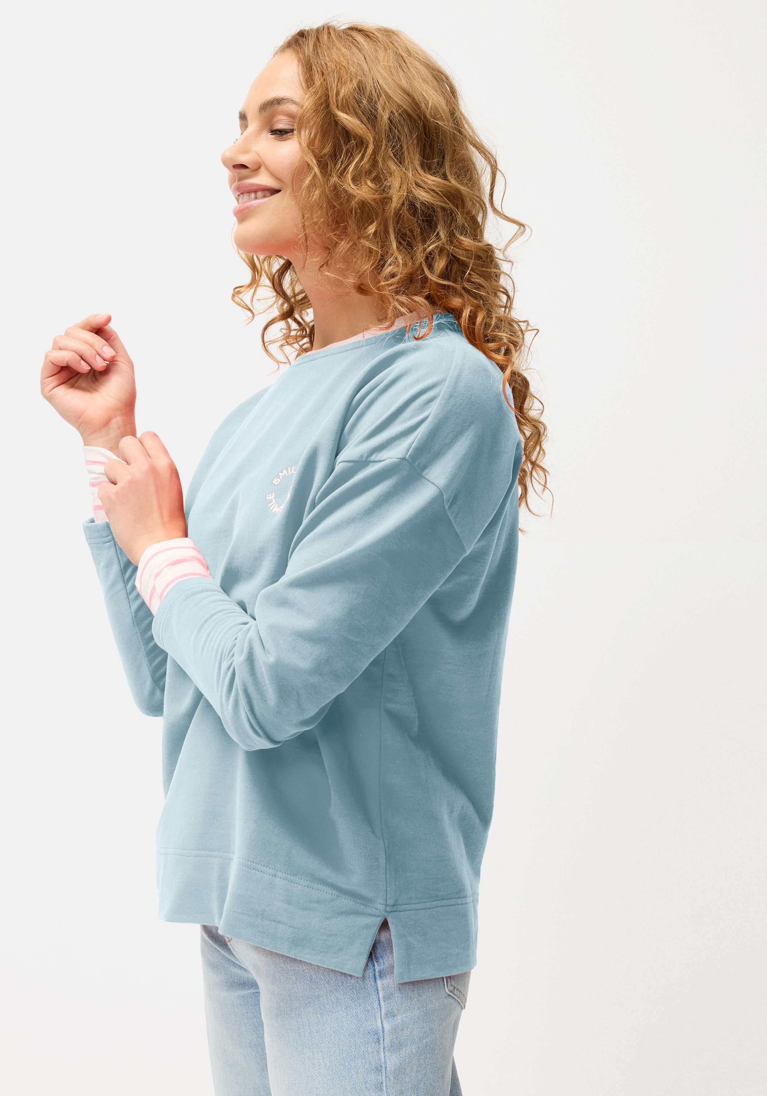 LASCANA Sweatshirt mit kleinen Stickereien. € 69,99