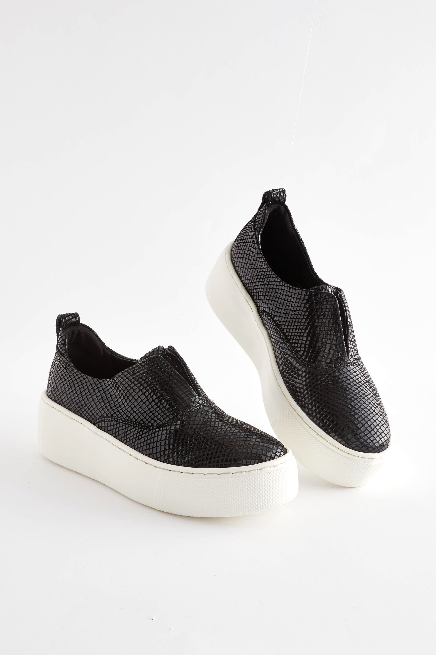 Signature (1-tlg) mit Slip-in-Sneaker Black Sneaker Next Snake Keilabsatz