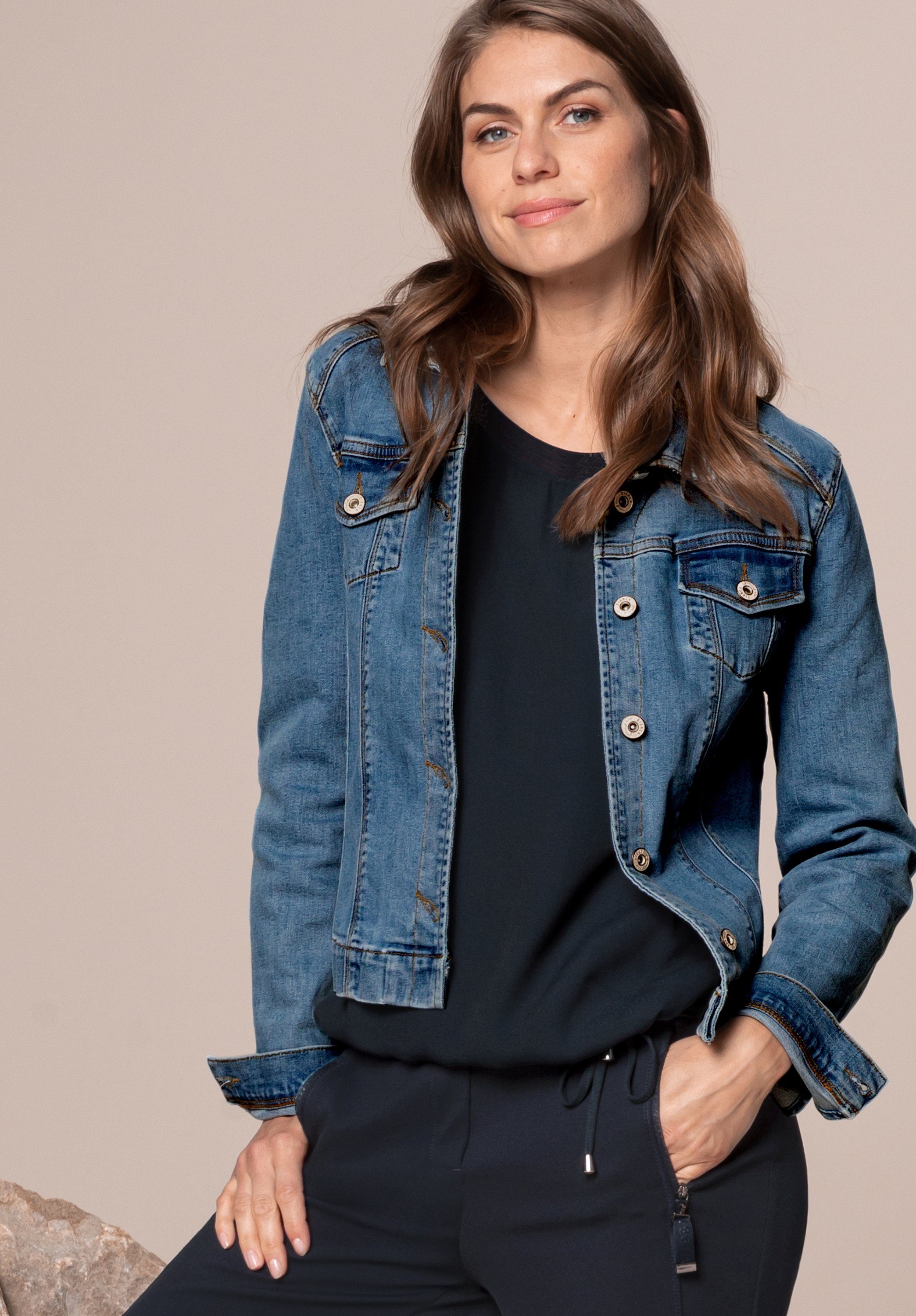 in bianca TATJA aus Denim blue elastischem coolem Jeansjacke Look