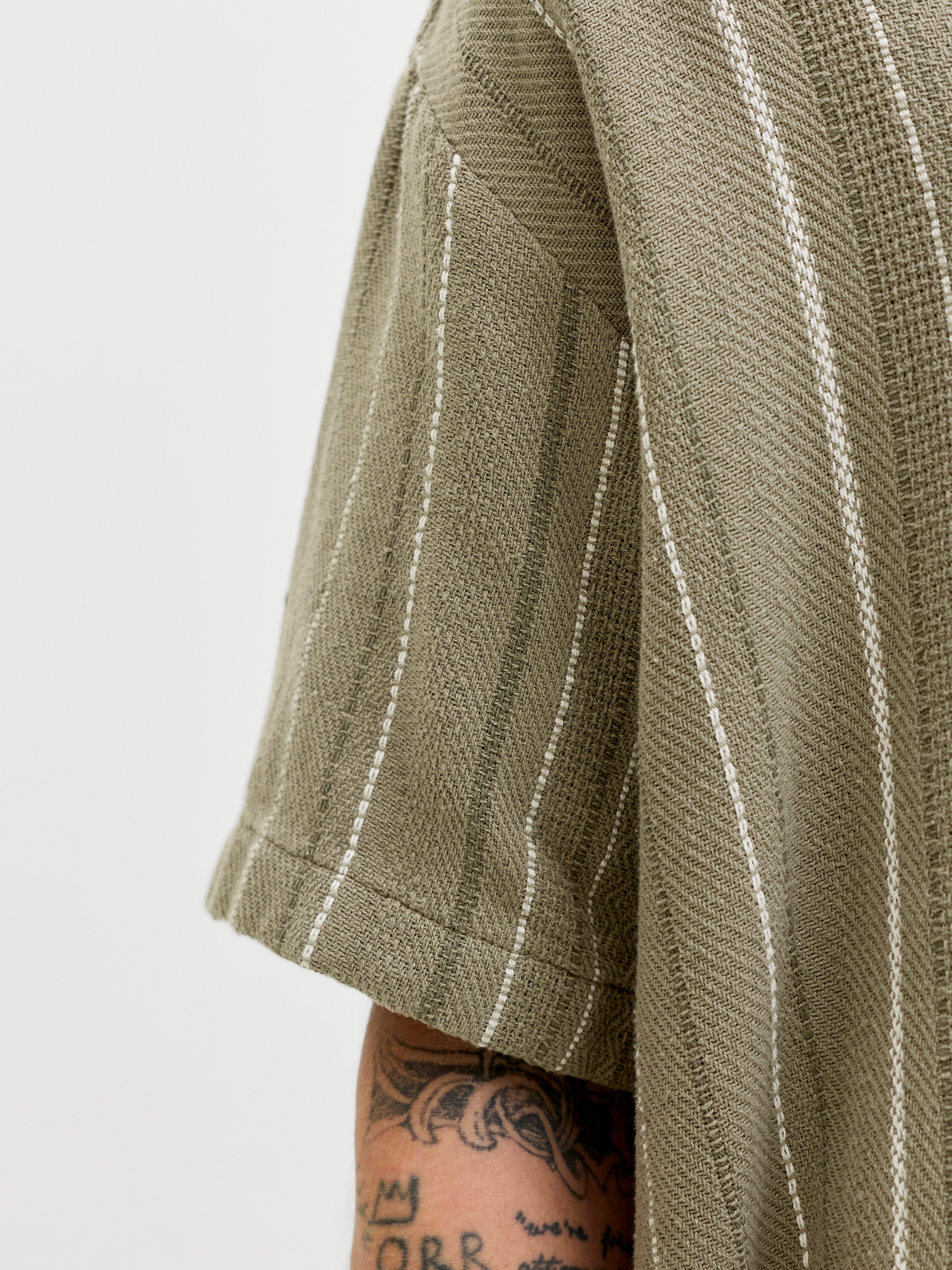 Jack & Jones Kurzarmhemd JJEBRADLEY STRIPED RESORT SHIRT SS LN Baumwolle, loose fit – Bild 2 von 5