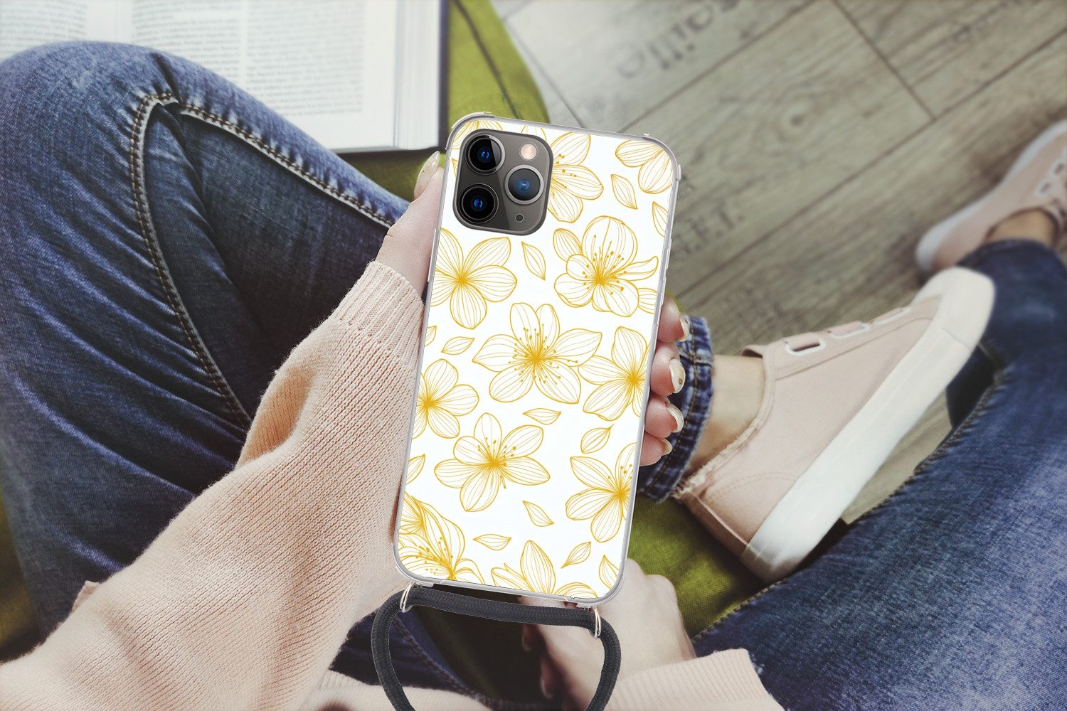MuchoWow Handyhülle für Apple iPhone 13 Pro Max Blumen - Muster - Illustration - Gelb, Tragbare Handyhüllen mit Kette zum umhängen, Handykette Handyband