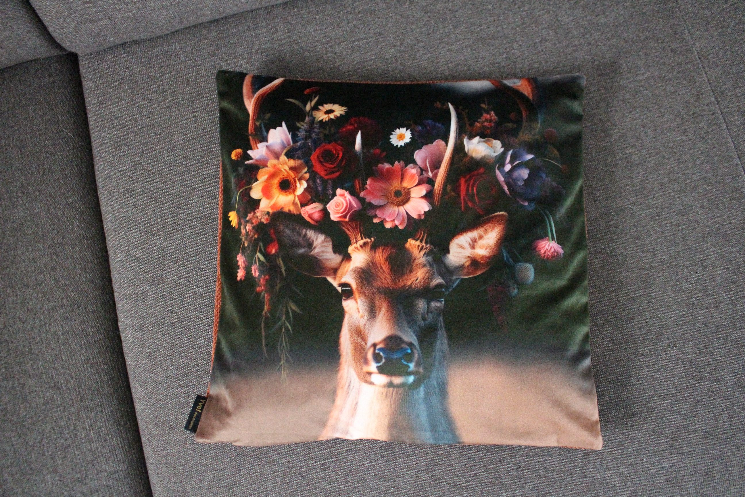 Yve! Decoration Kissenhülle Zierkissenhülle Hirschkopf mit Blumen ca. 45x45 cm, (1 Stück), Wendekissen mit Reißverschluss