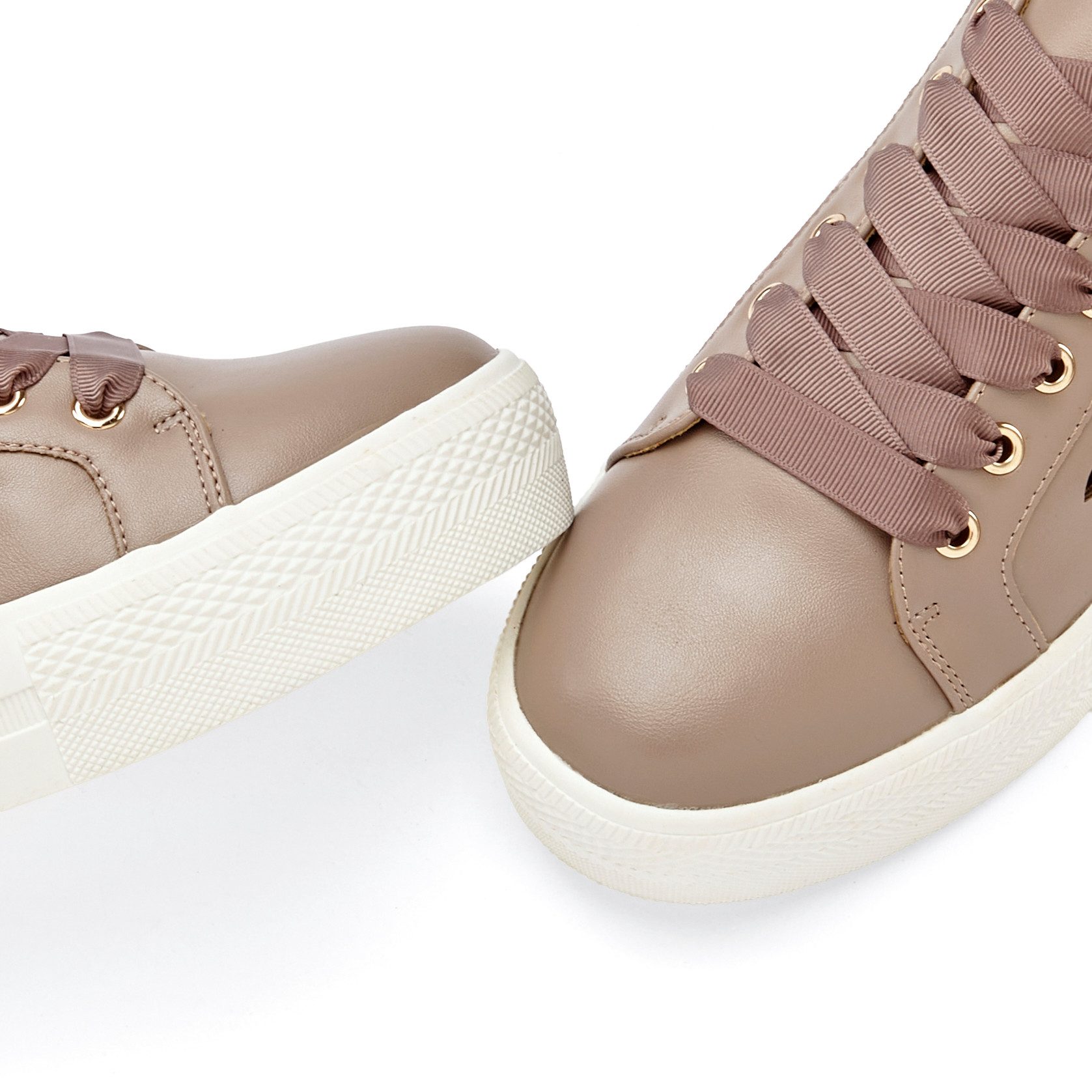 LASCANA Sneaker mit kleinen Cut-Outs, Schnürhalbschuhe, Freizeitschuhe VEGAN