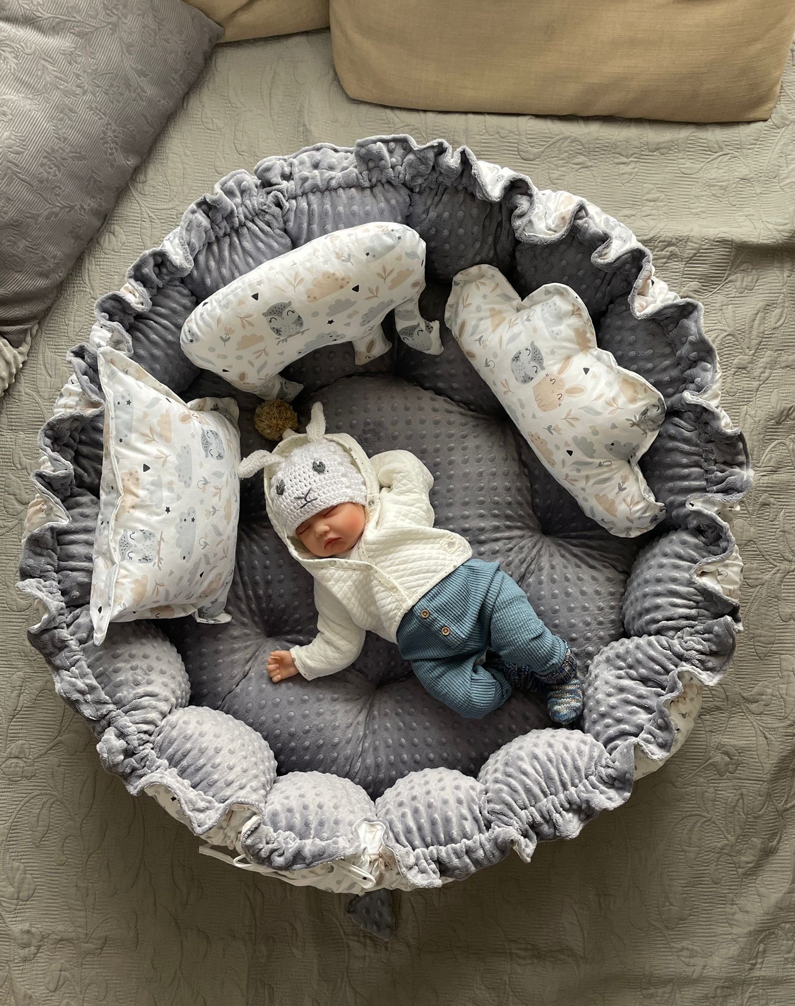 Loolay Bettnestchen MINKY Graphit/ HASE Beige-Weiß ENGELSNEST Babynest, Unterlage, (PREMIIUM XXL als Nestchen Ø90cm; als Krabbeldecke Ø155cm, Original LOOLAY® Babynestchen Spielmatte Reisebett ►SETS MIT ZUBEHÖR), 100% Europäische Stoffe und Kleinserien-Nähen!