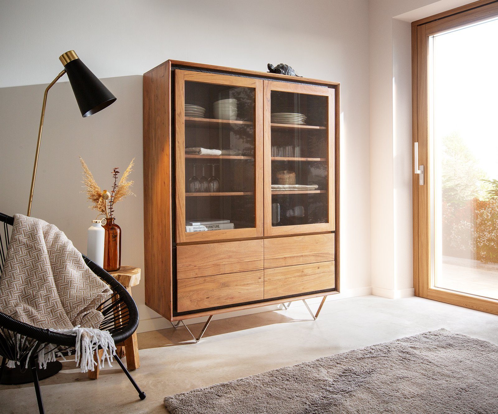 DELIFE Vitrine Stonegrace Akazie Natur 115x150 2 Türen 4 Schubladen Steinfurnier V-Fuß