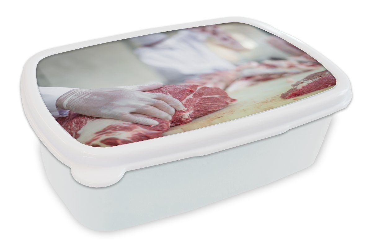 MuchoWow Lunchbox Der Metzger schneidet das Fleisch in Stücke, Kunststoff, (2-tlg), Brotbox für Kinder und Erwachsene, Brotdose, für Jungs und Mädchen weiß