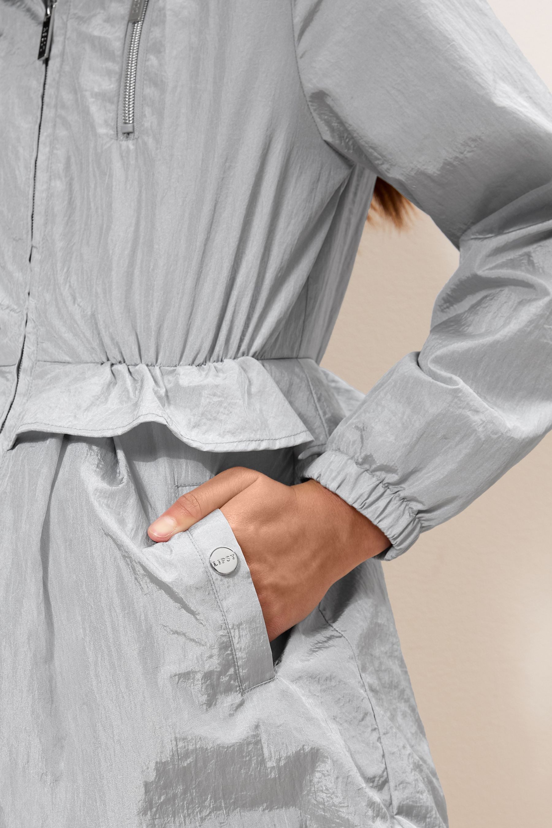 LIPSY Regenmantel Lipsy Leichte Regenjacke mit Schößchen (1-tlg)