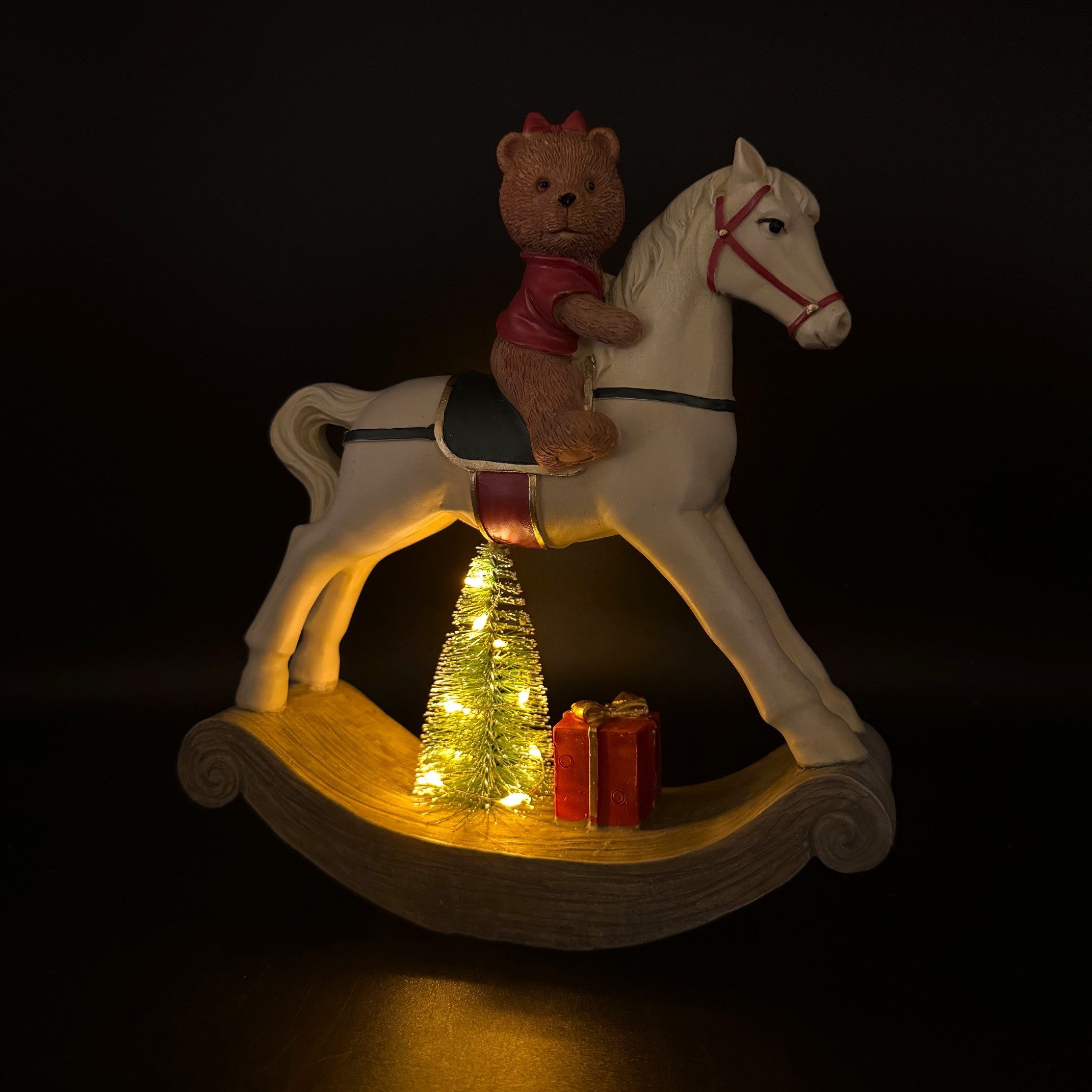 Online-Fuchs LED-Dekofigur Schaukelpferd mit Weihnachtsbaum und LED-Lichterkette - Weihnachtsdeko (mit süßen Teddybär, 10 warmweiße LEDs), praktische 6-Stunden  – Bild 3 von 5