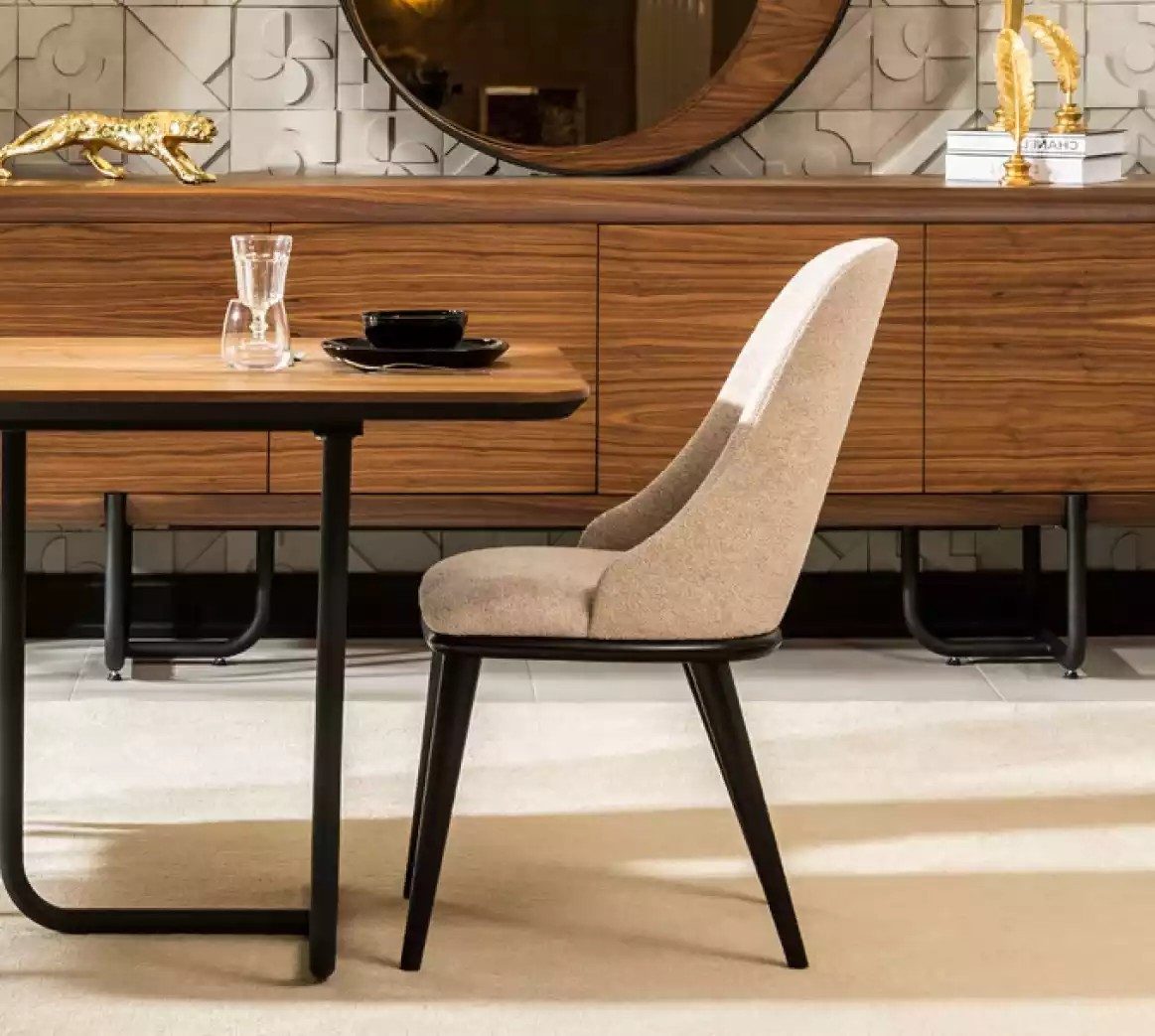 JVmoebel Esszimmerstuhl Luxuriöser Holzstuhl mit elegantem Stoffbezug in Beige (1 St), Made in Europa